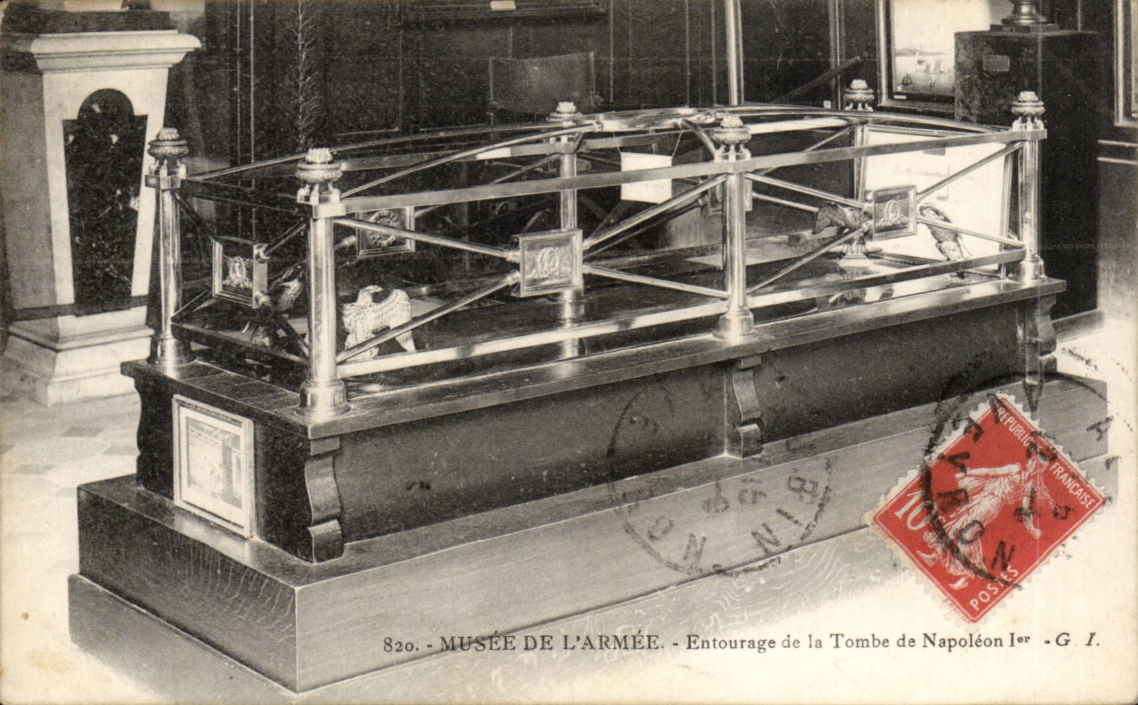 CPA Paris Museum of the army Entourage of the tomb of Napoleon 1st