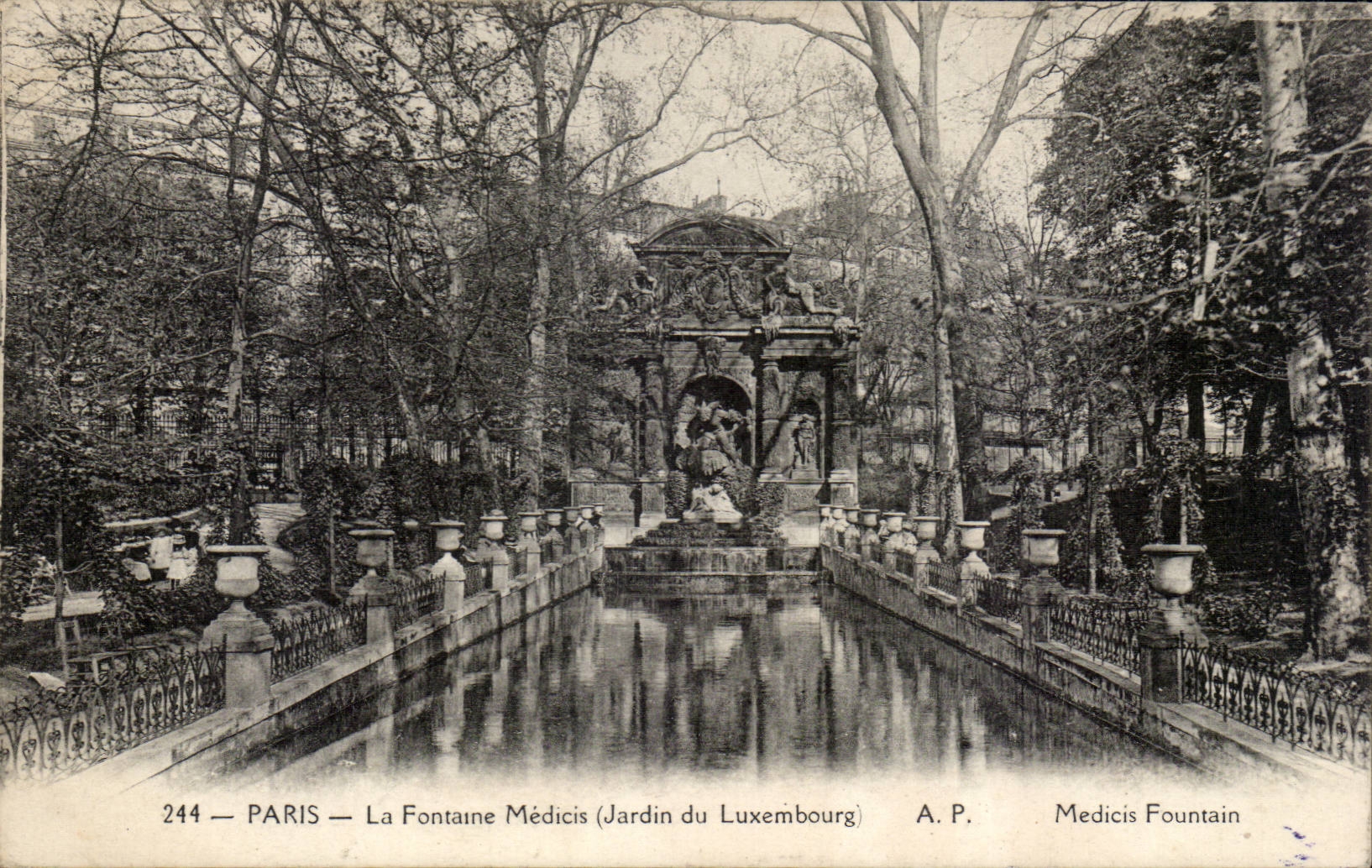 CPA Paris the fountain medicis (garden of Luxembourg)