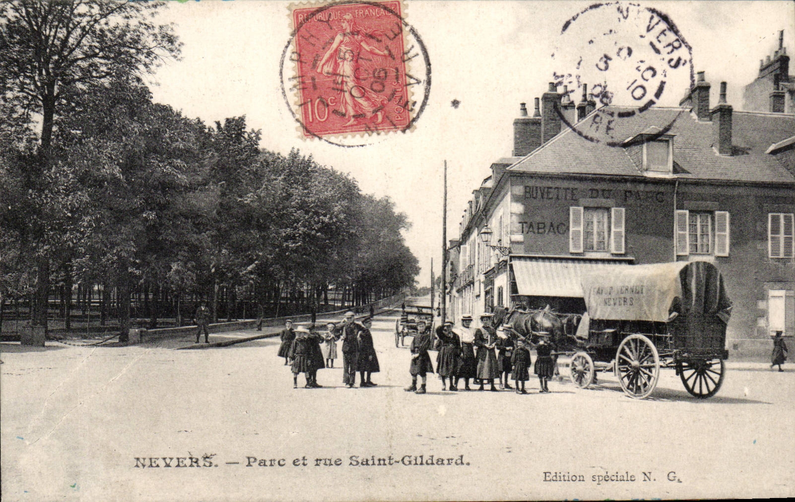 CPA Nevers Park and street Saint Gildard TOP (barouche)