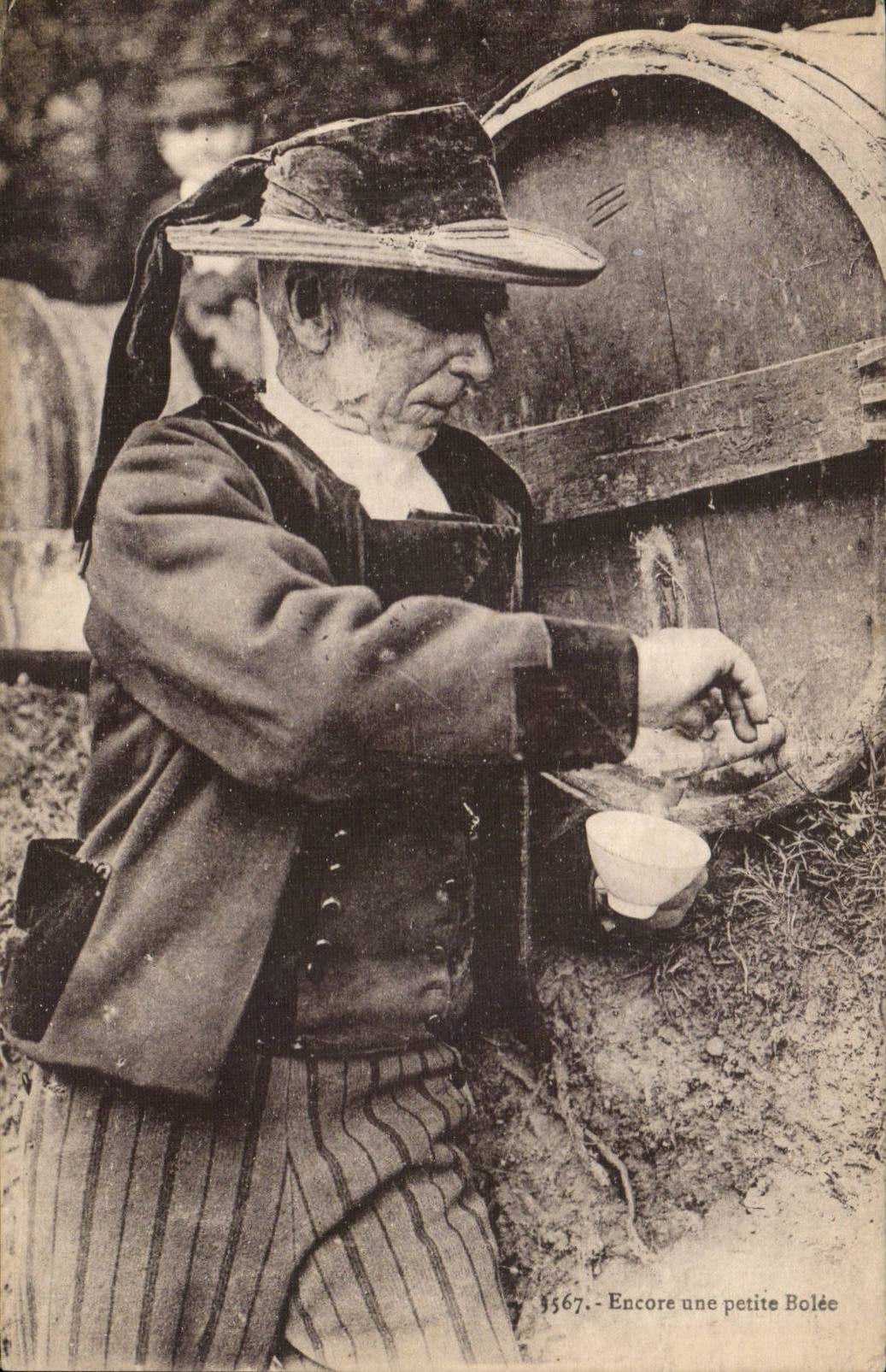 CPA Folklore-Kostum noch ein kleiner Bowlful