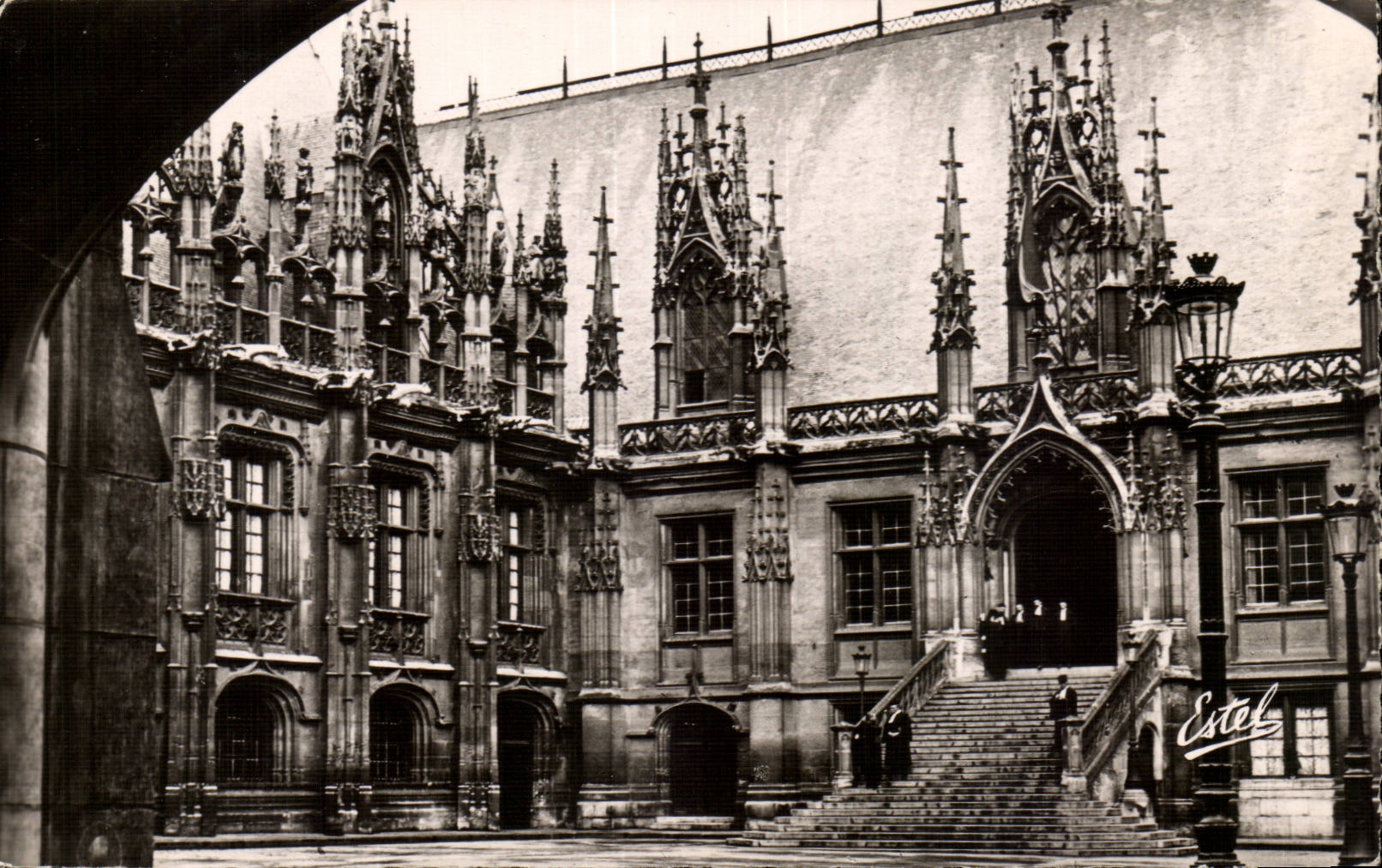 MODERN CARD Rouen Law courts Main courtyard