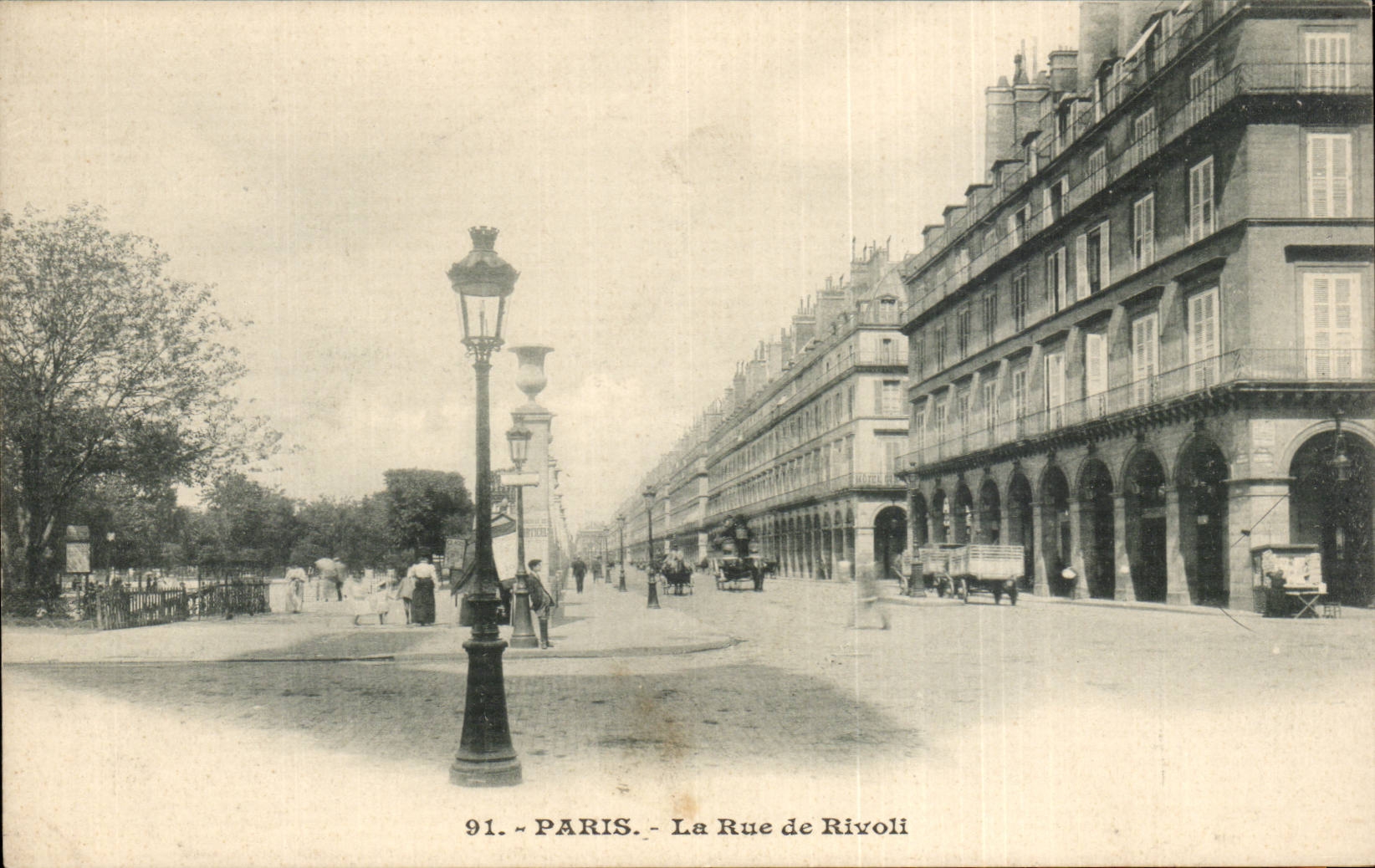 CPA Paris la rue de Rivoli