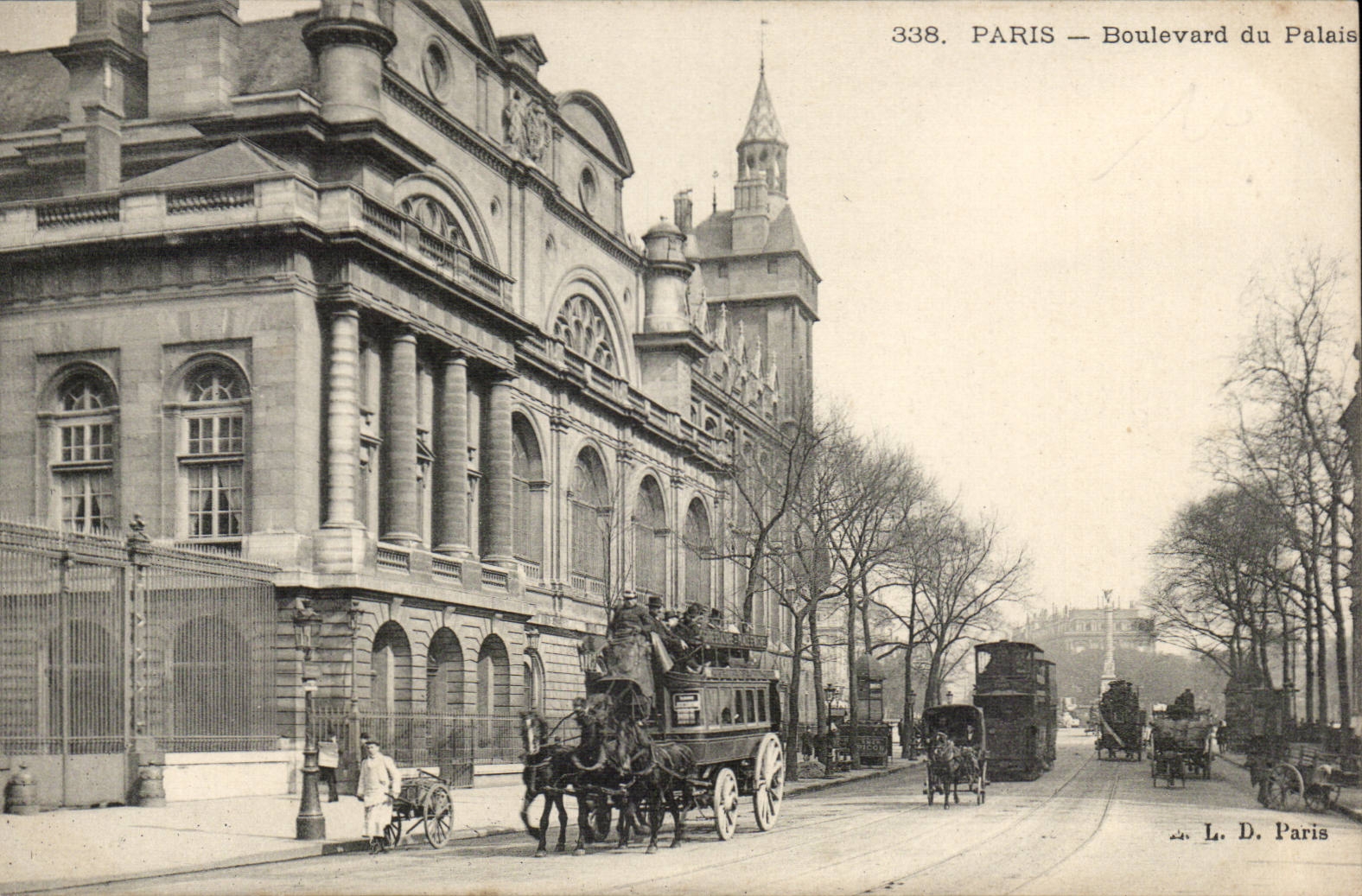Paris CPA Boulevard du palais