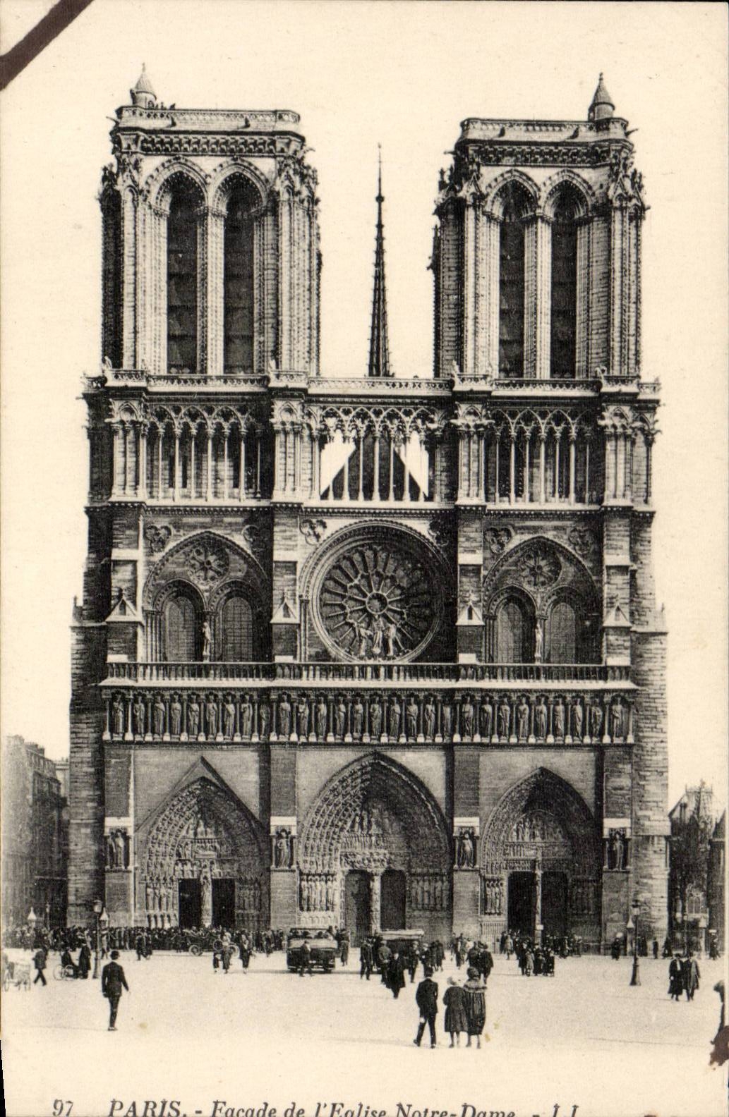 Paris CPA Facade de l'eglise Notre DAme