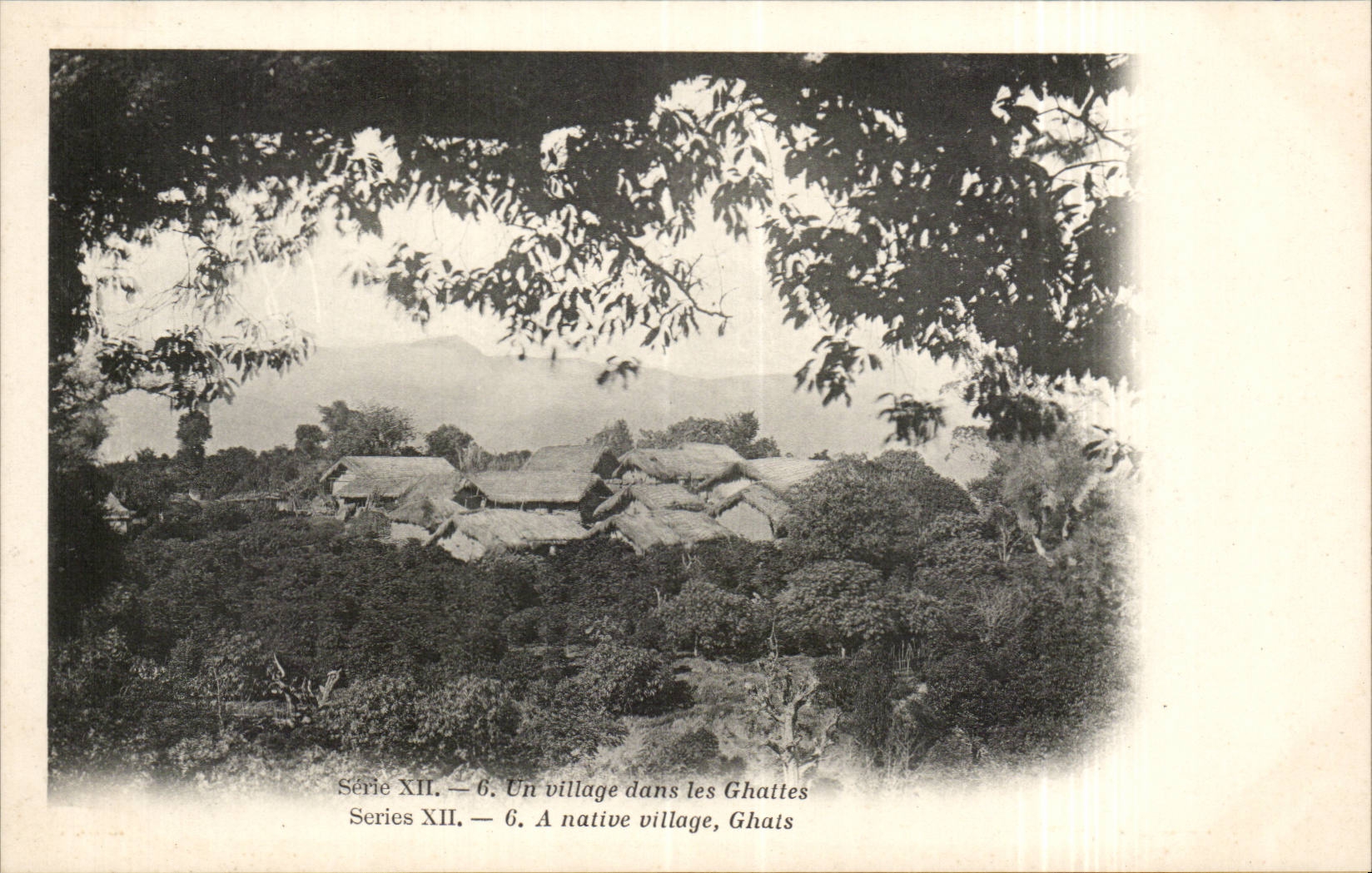 CPA Inde India un village dans les Ghattes