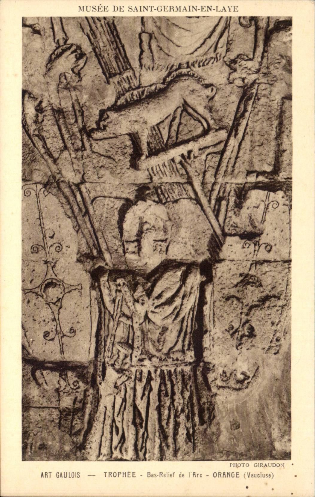 CPA Musee de Saint Germain en Laye Art gaulois TRophee Bas relief de l'arc Orange Vaucluse