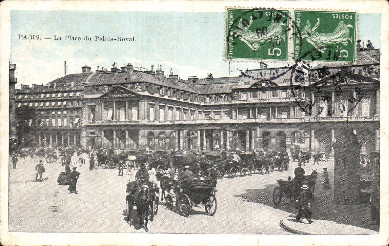 Paris CPA La place du Palais Royal