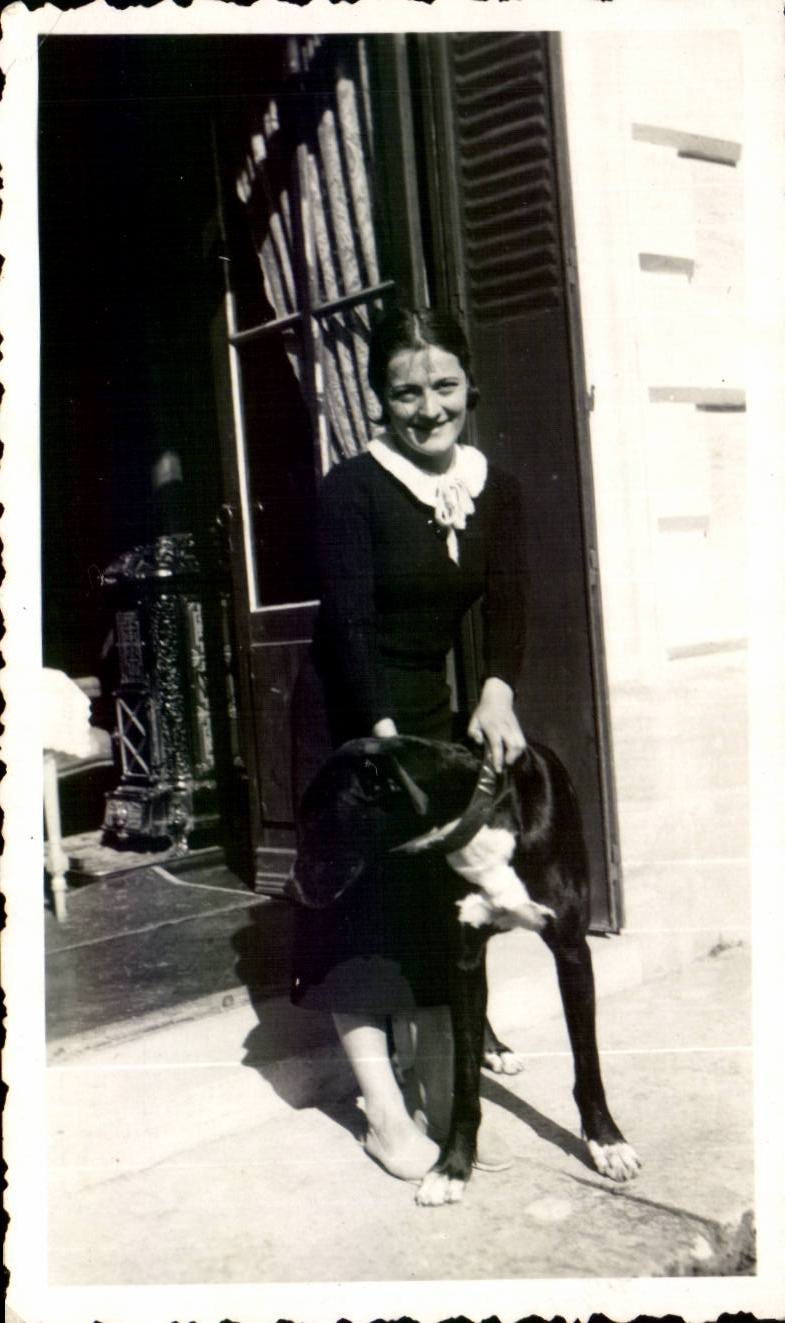 Photo Woman and her dog dog