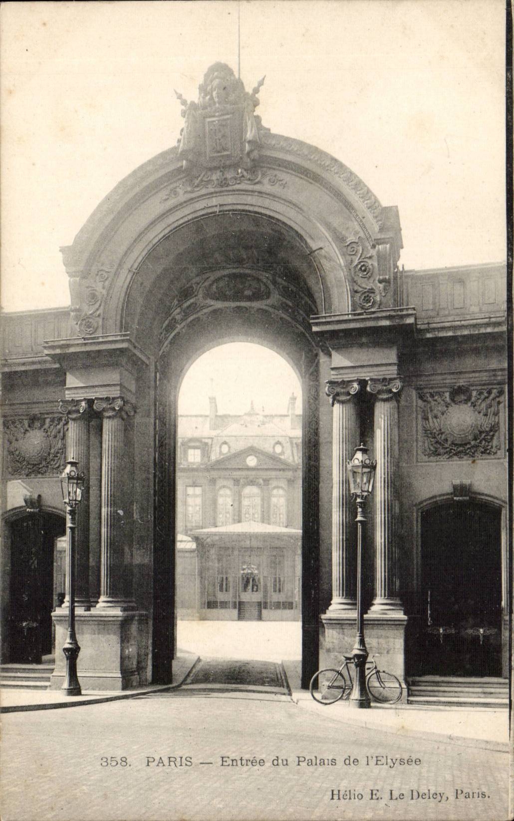 Paris CPA Entrance of the Elys3ee palace