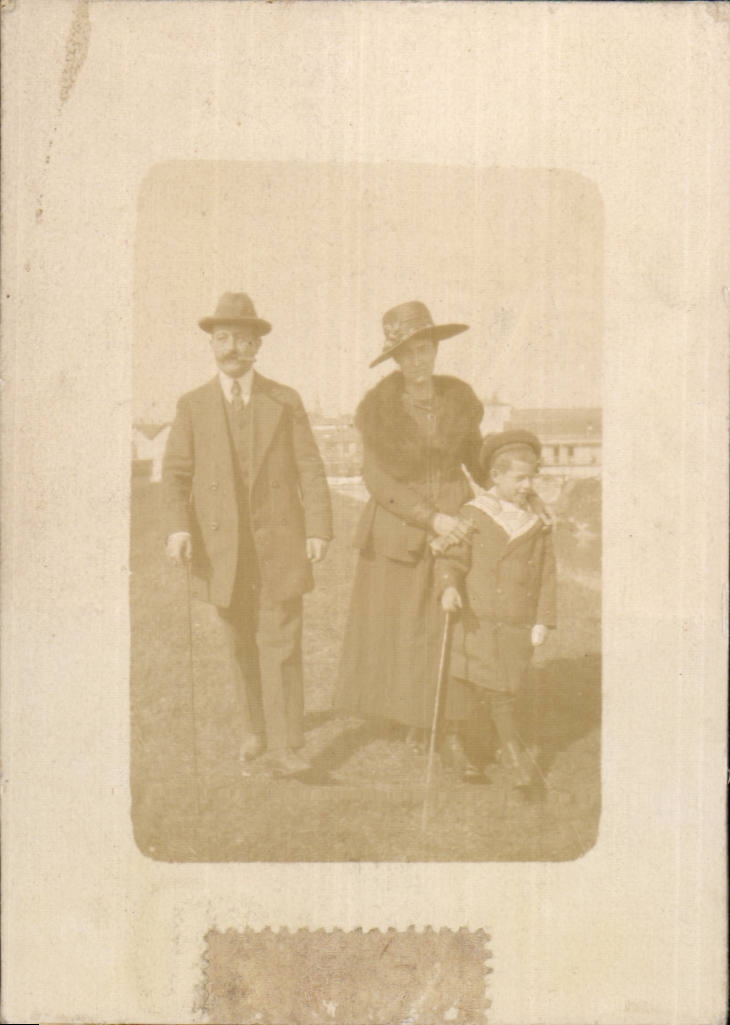 Wirkliche Fotomittelstand Familie Hommee Frau und Kind