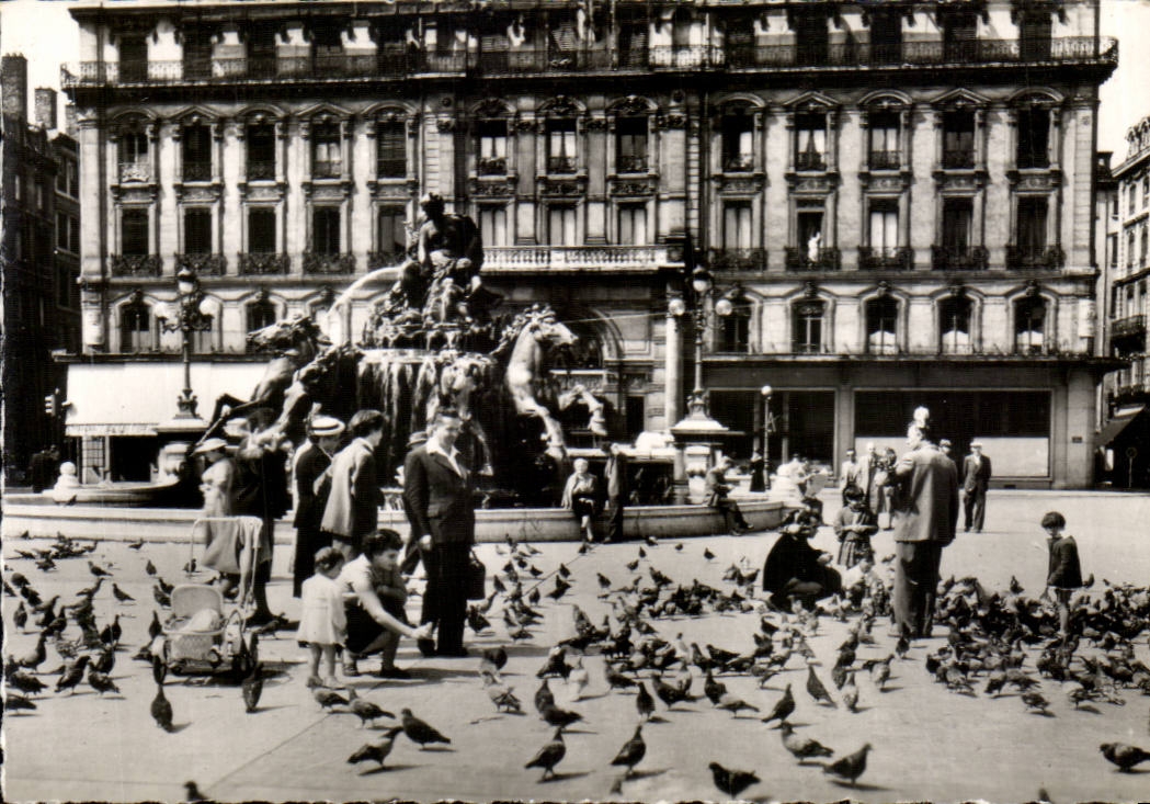 CPA Lyon pigeons of the place of the composts and the Bartholdi fountain