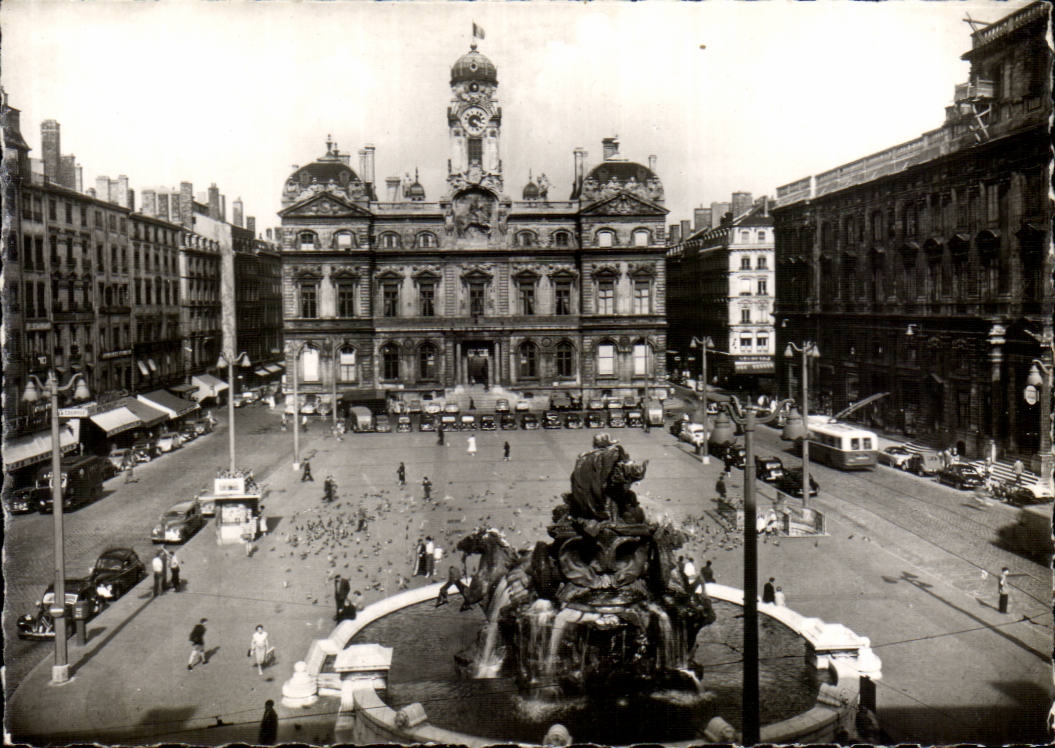 CPA Lyon CPA the place of the Composts the Bartholdi fountain and the town hall