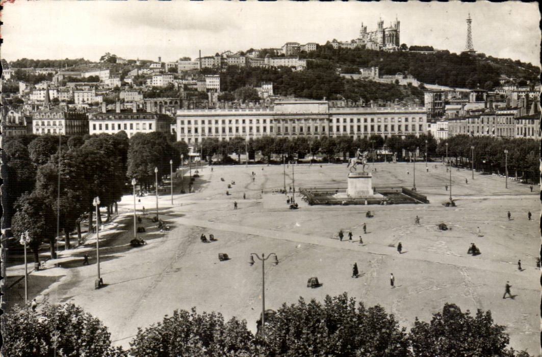 Lyon MODERN CARD the Bellecour place and the hill of Fourviere