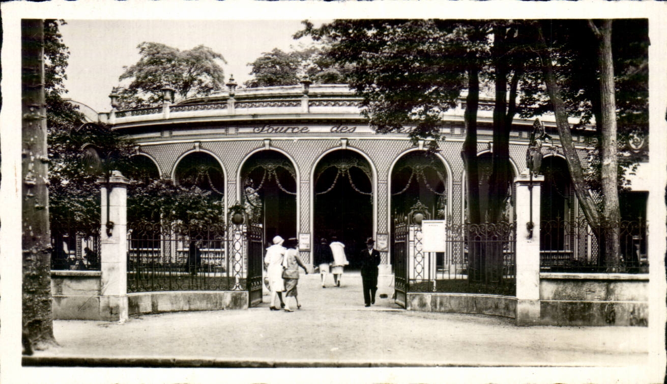 CPM Vichy Source des Celestins Entree