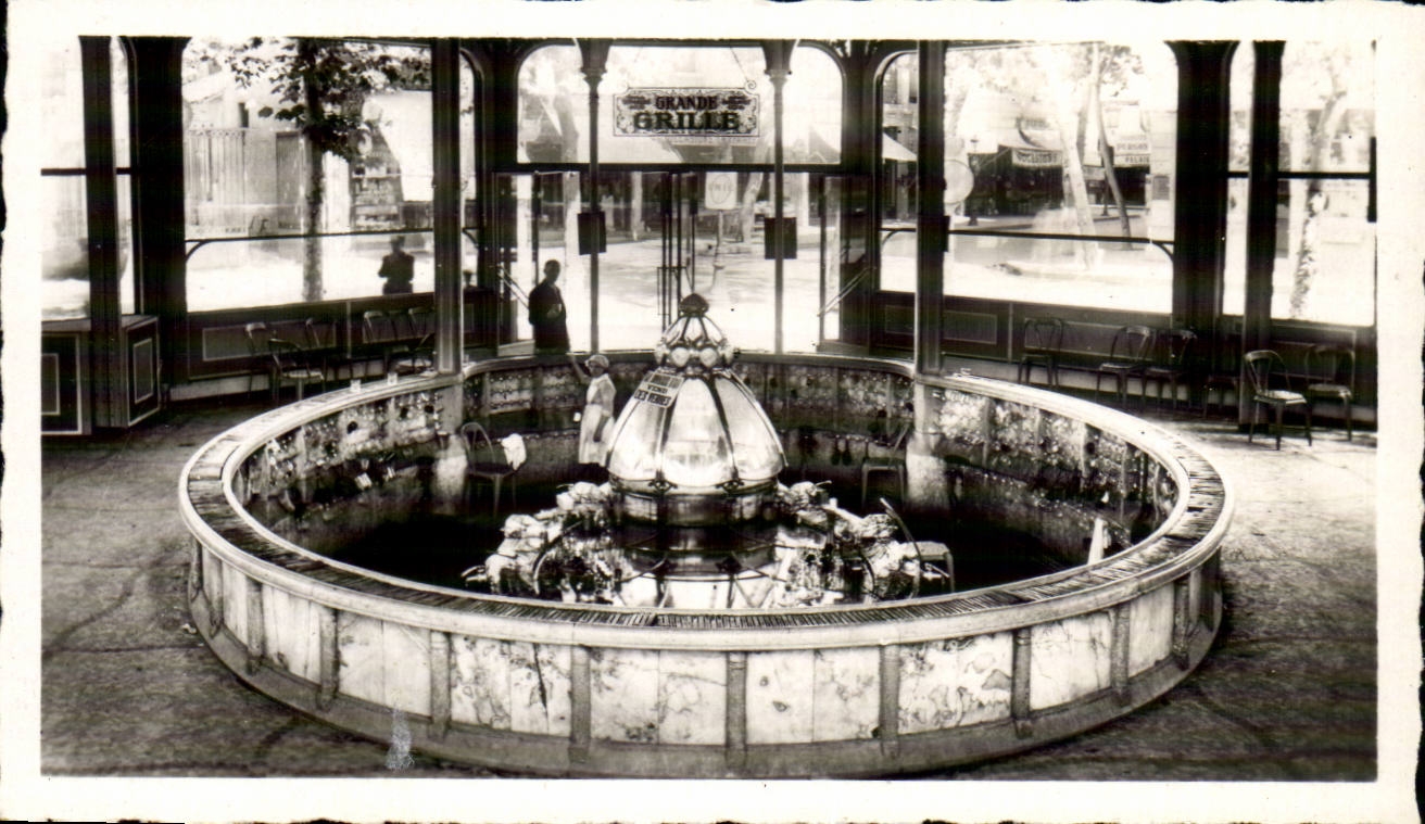 CPM Vichy la source grande grille