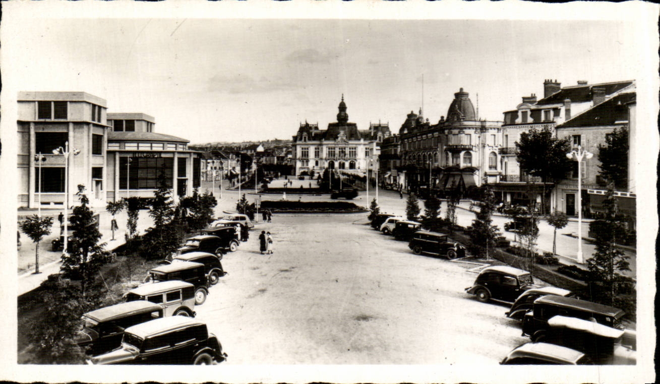 CPM Vichy Nouvelle place de la Poste et vue sur l'hotel de ville