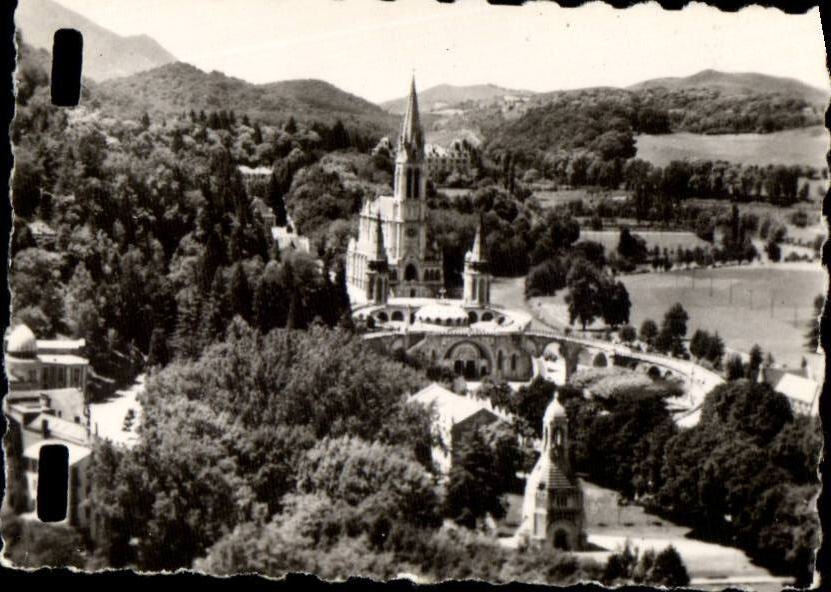 Lourdes MODERN CARD View of the basilica