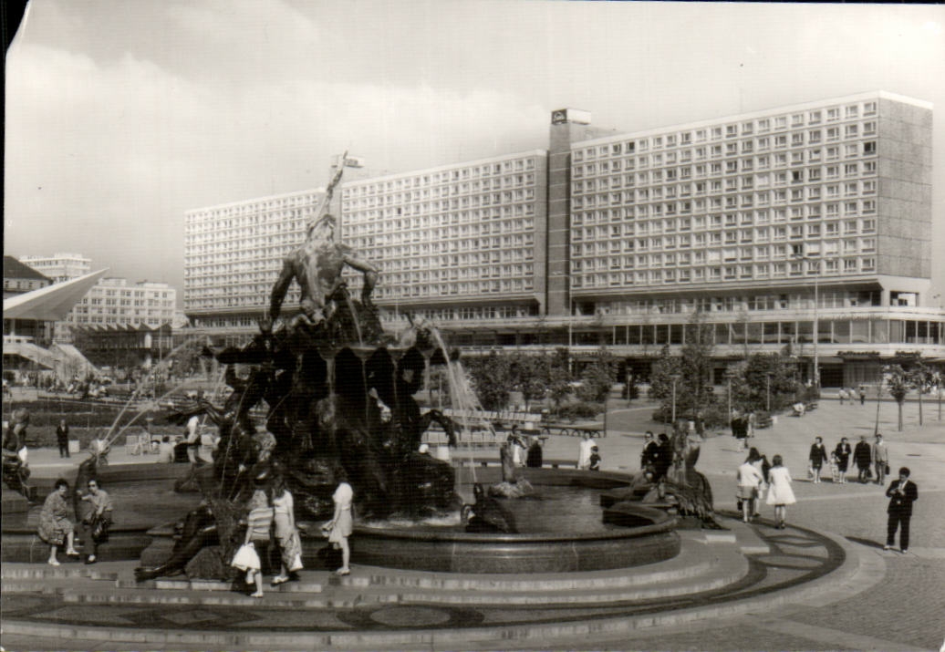 CPSM Berlin Haupstadt DER GDR Netptunbrunnen und Rathausstrasse
