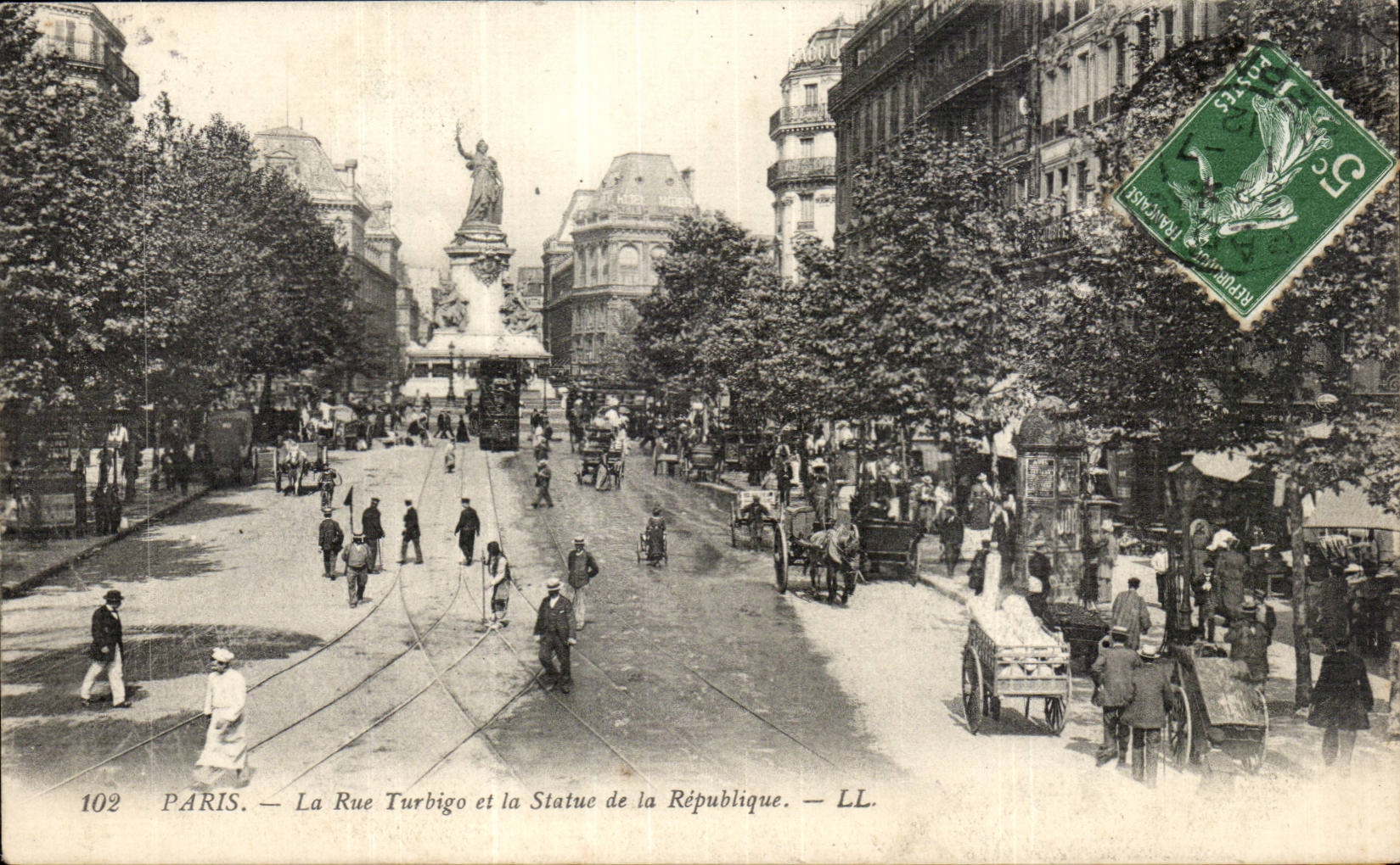 CPA Paris the street Turbigo and Statue of the Republic