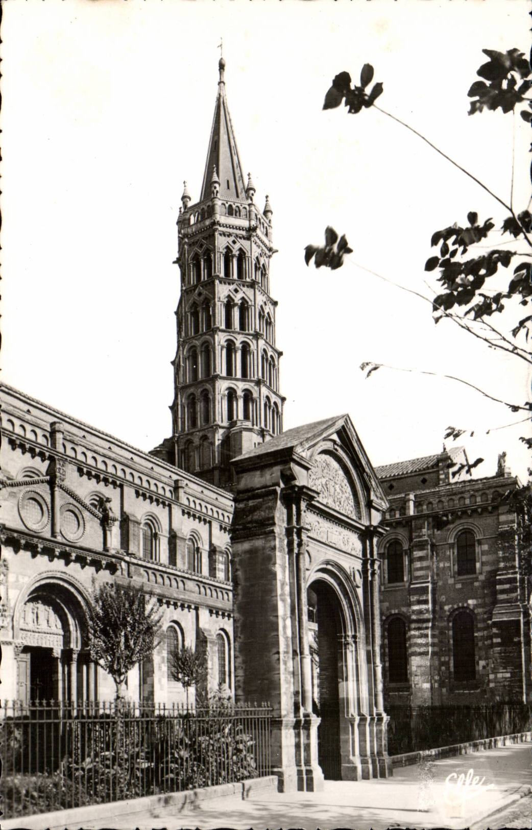 CPA Toulouse Clocher de la basilique Saint SErnin et porte Miegeville 