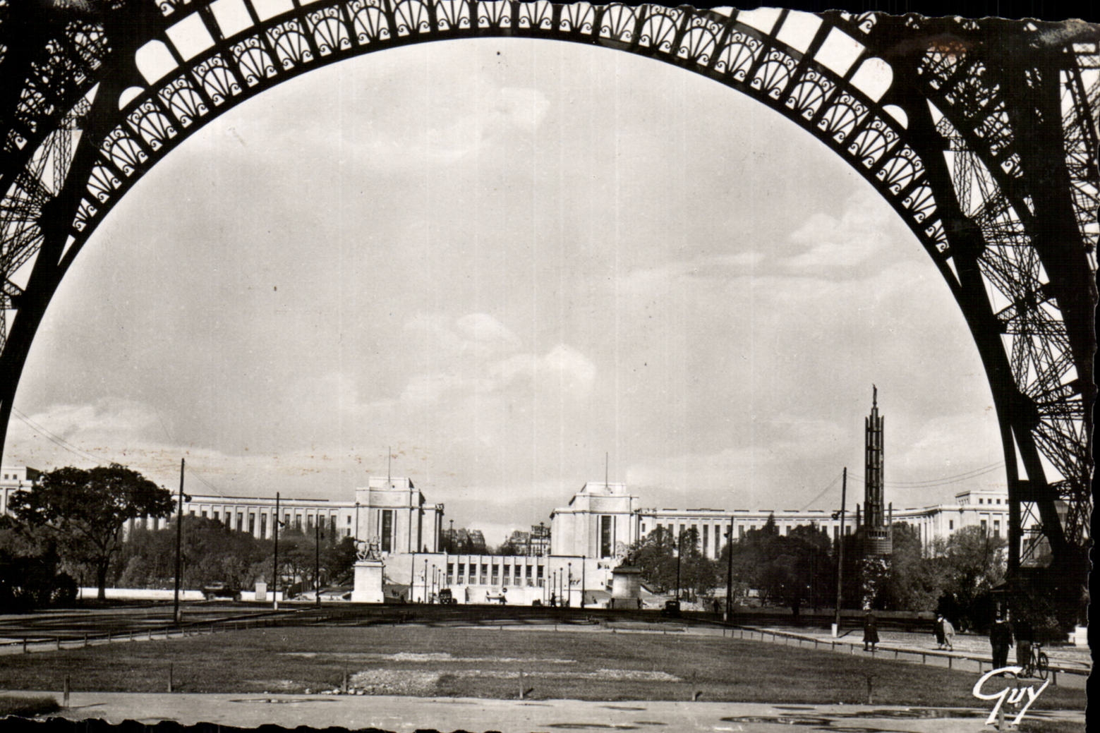 Paris CPA palate of Chaillot under the Eiffel tower