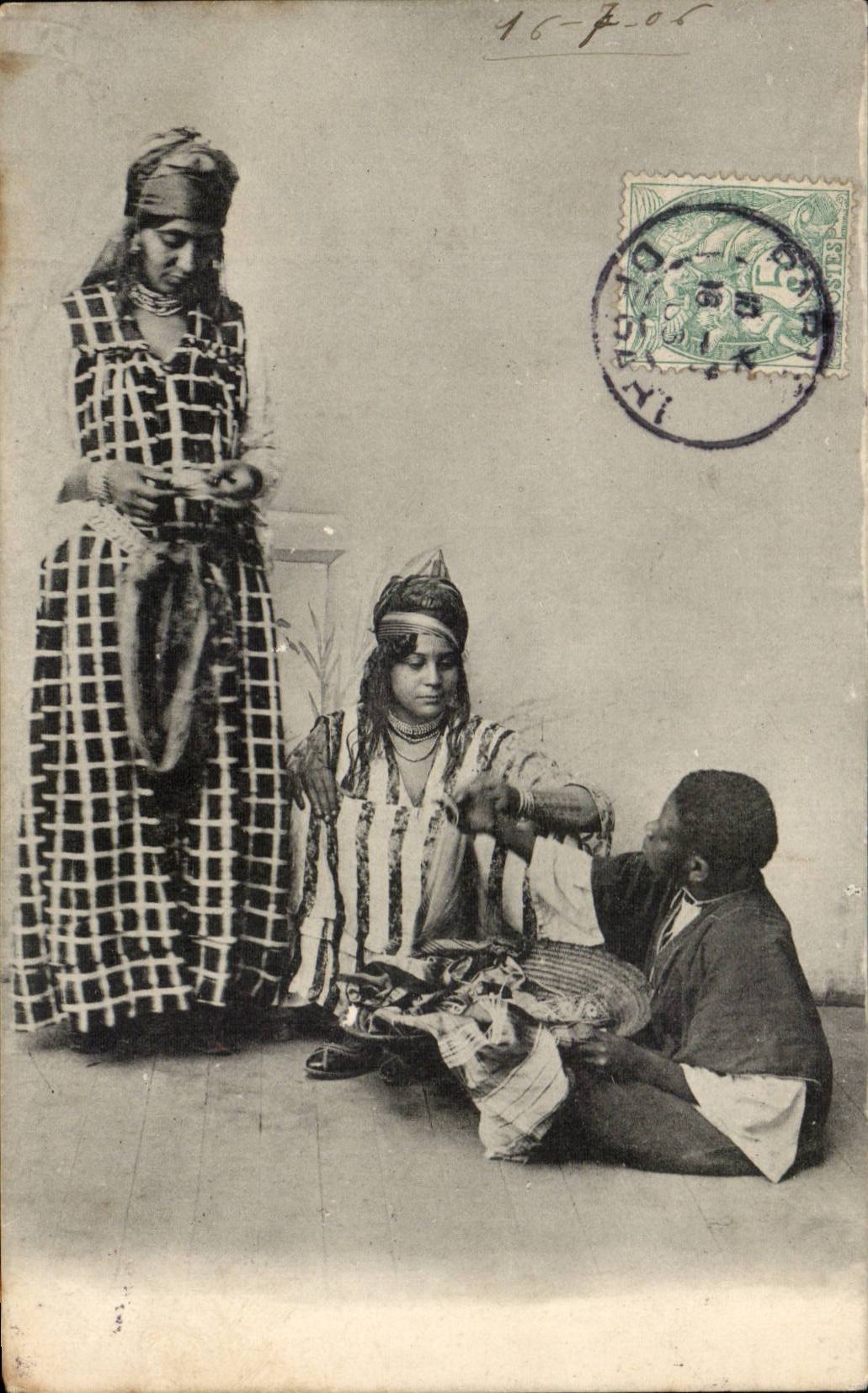 CPA Folklore Petit marchand Afrique du Nord 