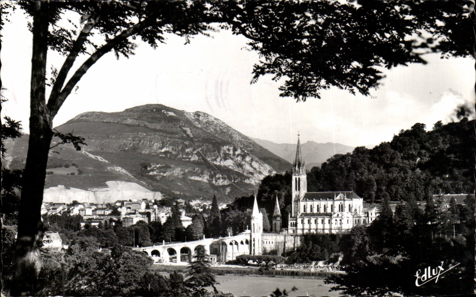MODERN CARD Lourdes the basilica and the peak