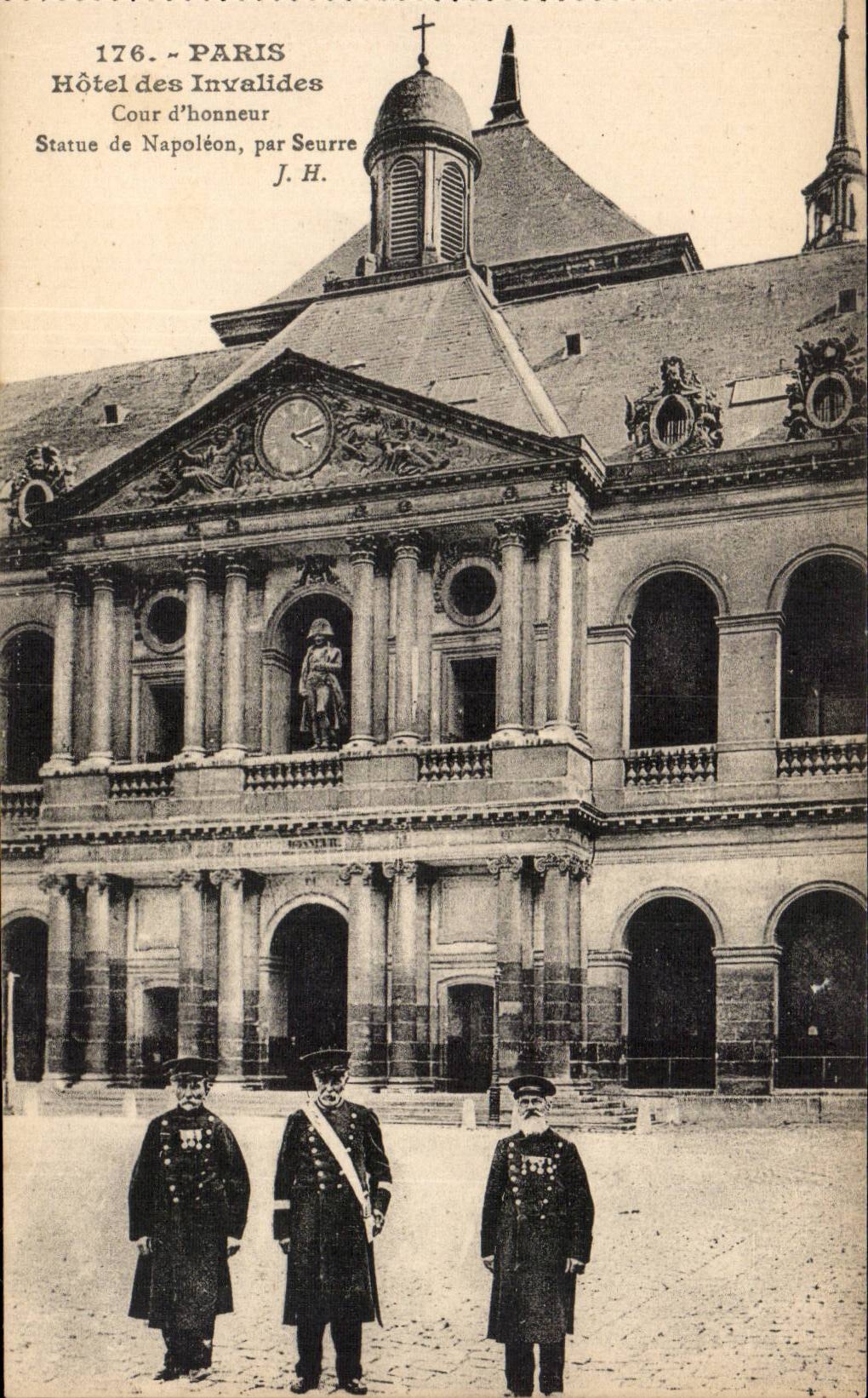 Paris - 7 - Hotel of Invalides - Main courtyard - Statue of Napoleon - CPA