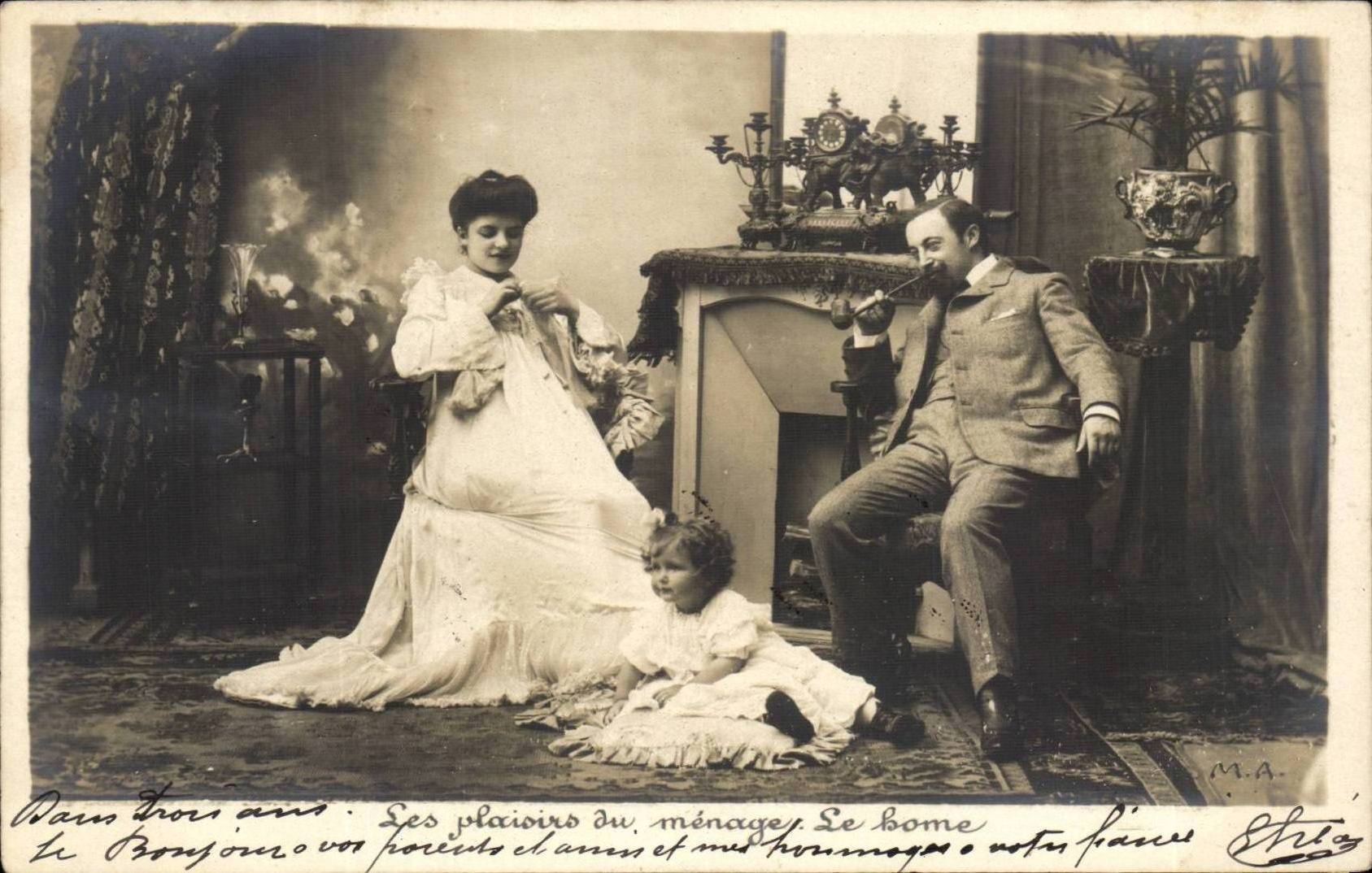 Fantaisie - Couple and baby sitting by the fire - bebe Les plaisirs du menage Le home CPA