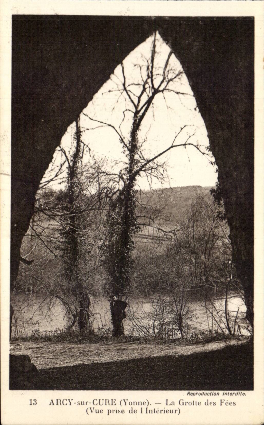 CPA Caves of Arcy on Cure the cave of the fairies (seen from of the interior)