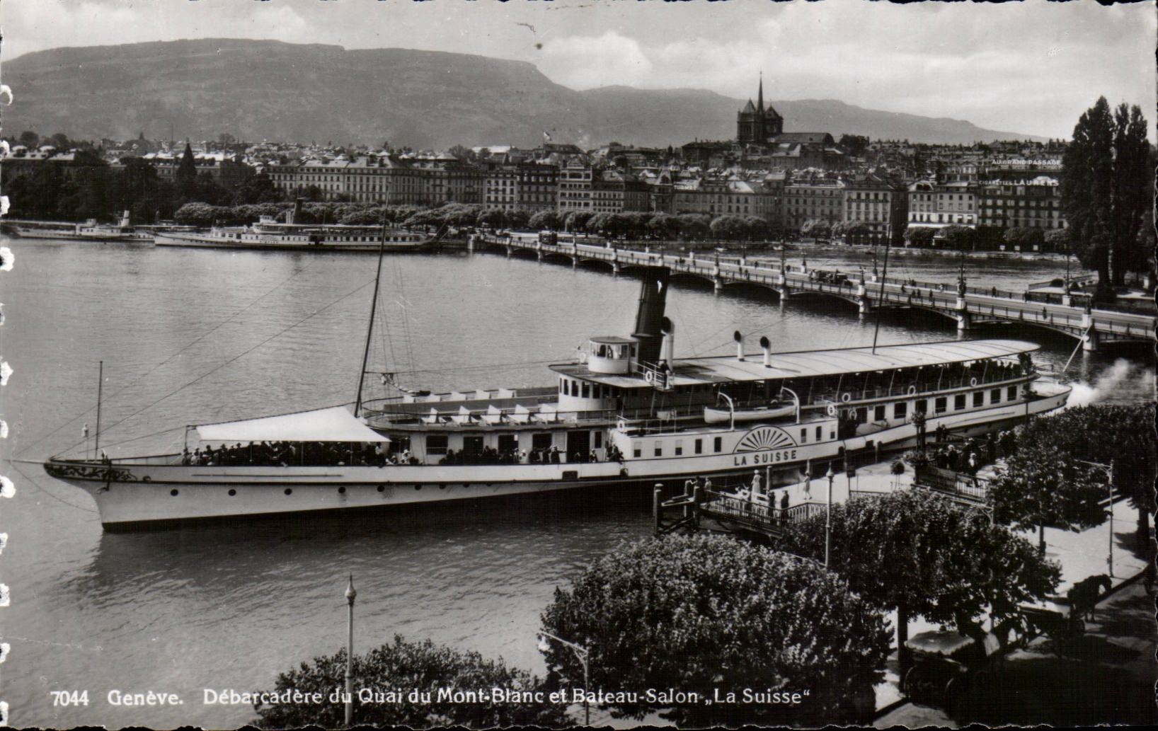 CPSM Geneva Unloading dock of the quay of Mont Blanc and boat Living room Switzerland