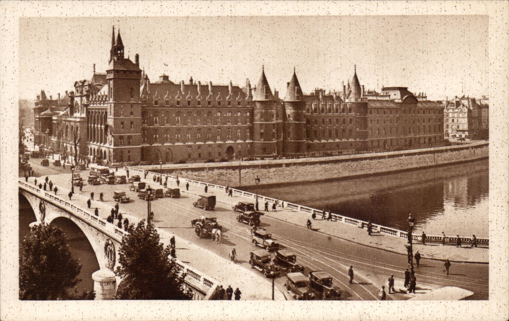 Paris CPA Conciergerie Tour de l'horloge et le pont au change
