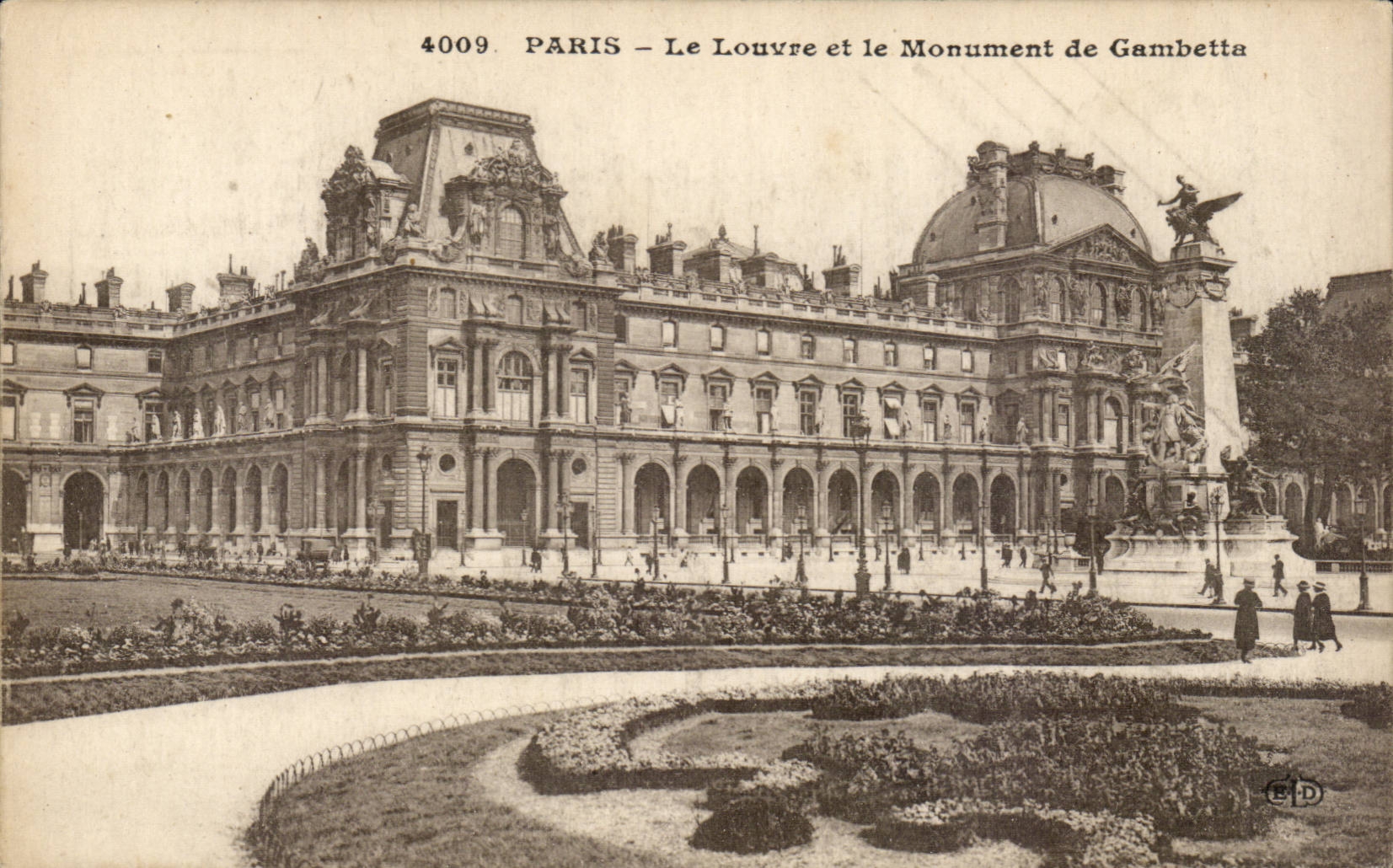 Paris CPA Le Louvre et le monument de Gambetta