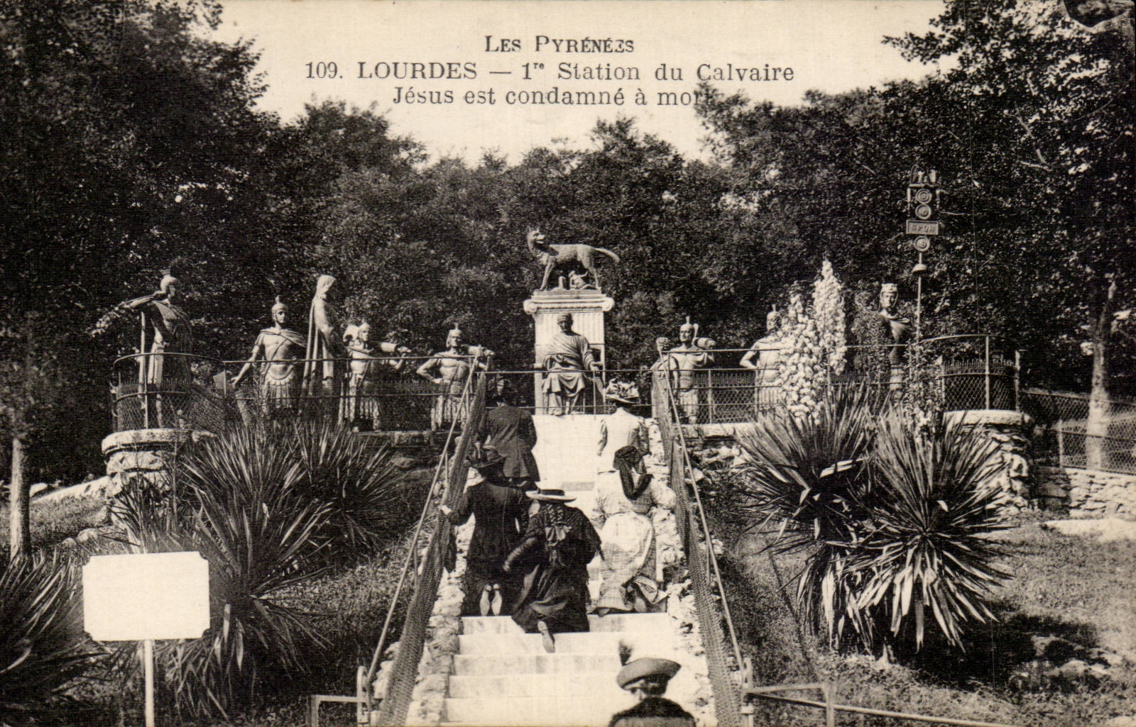 CPA Lourdes Station of the martyrdom Jesus east condemns died