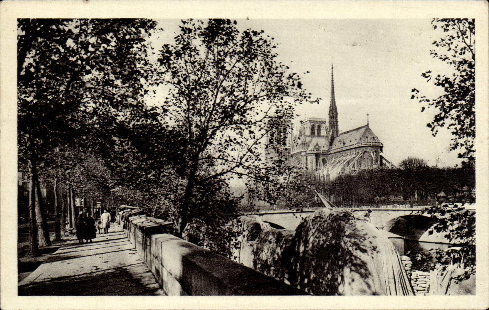 Paris - 4 - Les Quais Notre Dame - CPA