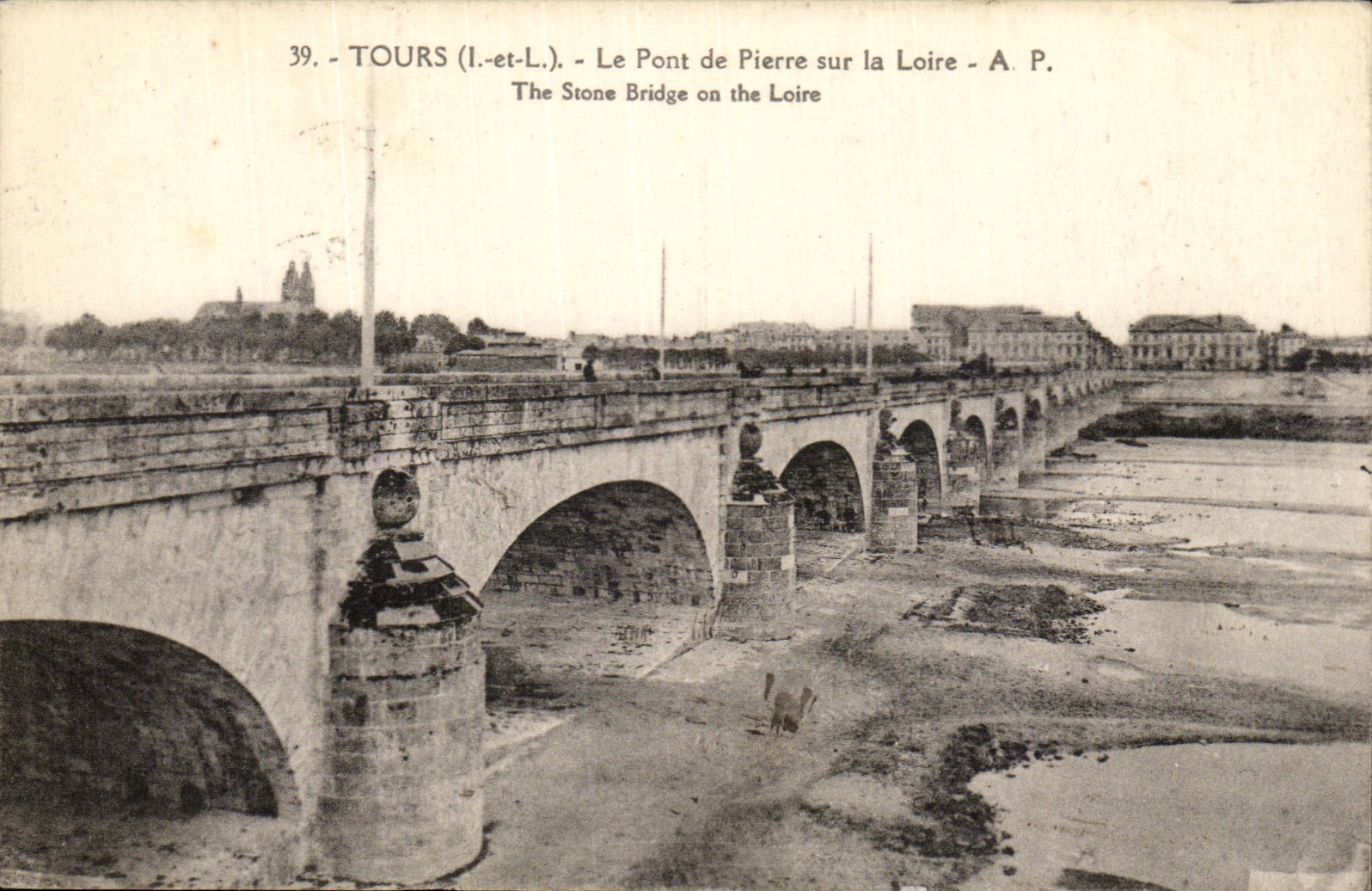 CPA Tours Le pont de pierre sur la Loire
