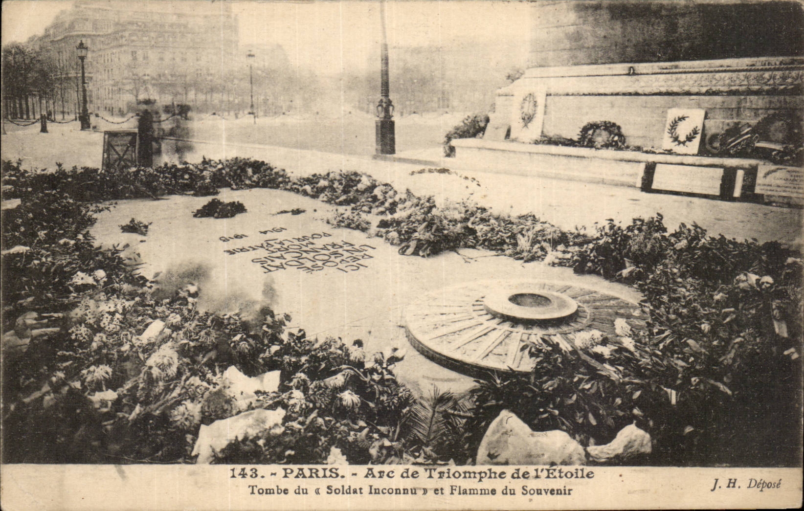 CPA Paris Fall from the unknown soldier under Arc de Triomphe