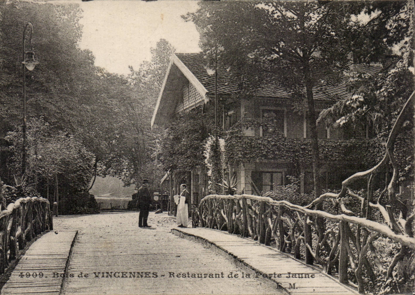 Paris CPA Wood of Vincennes Restoring of the yellow door