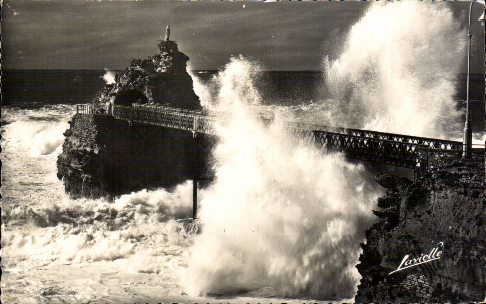 CPM Biarritz Vagues d'equinoxe au rocher de la Vierge