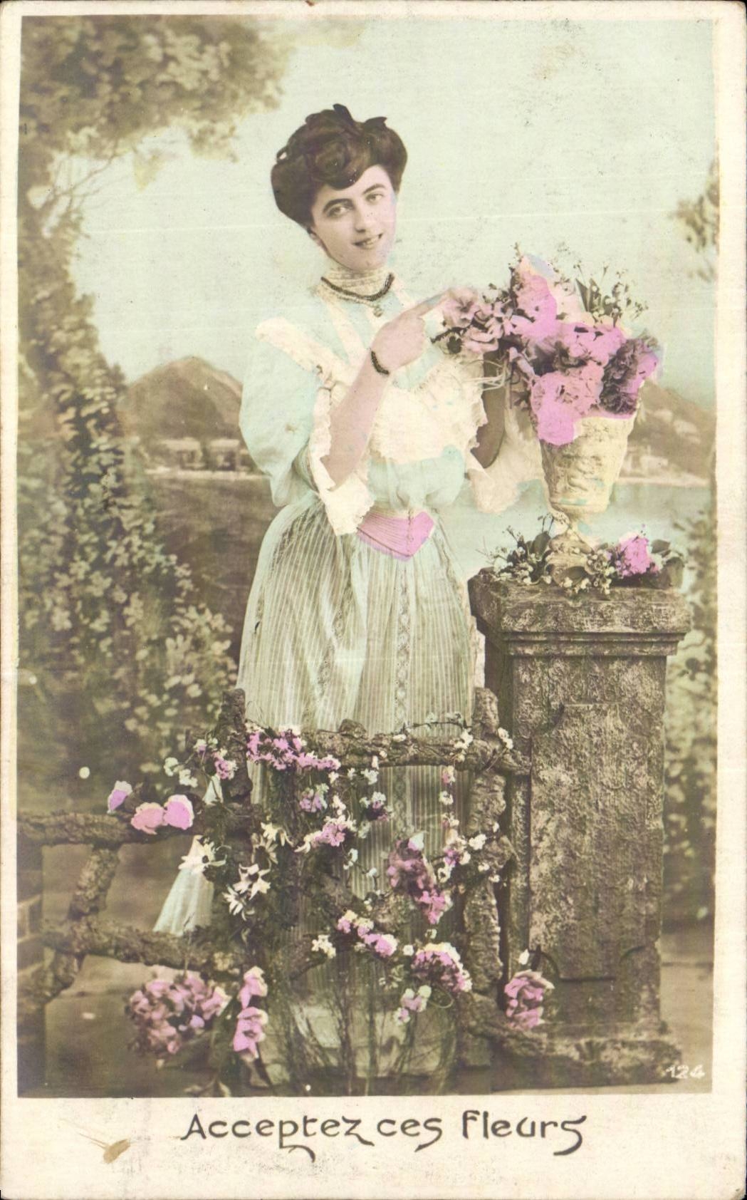 Fantasy - Woman - Woman with gentle spalling hammer - CPA