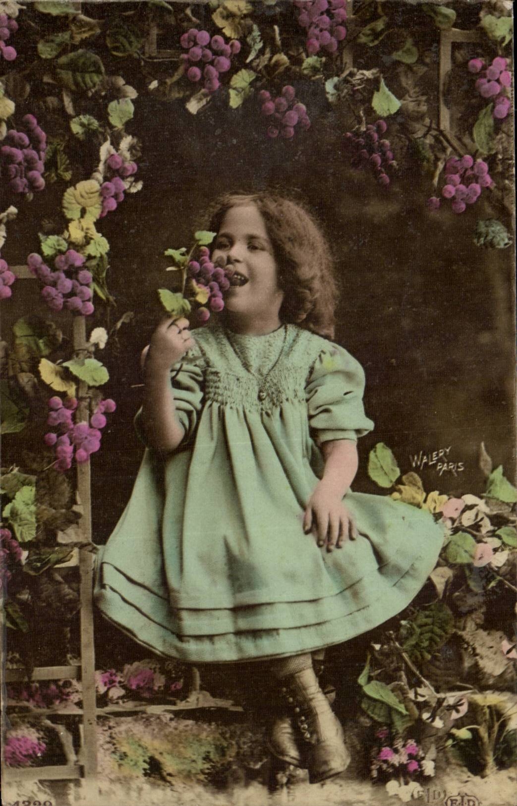 Fantasy - Children - Happy New Year - Little Girl eating bunches - grape - CPA