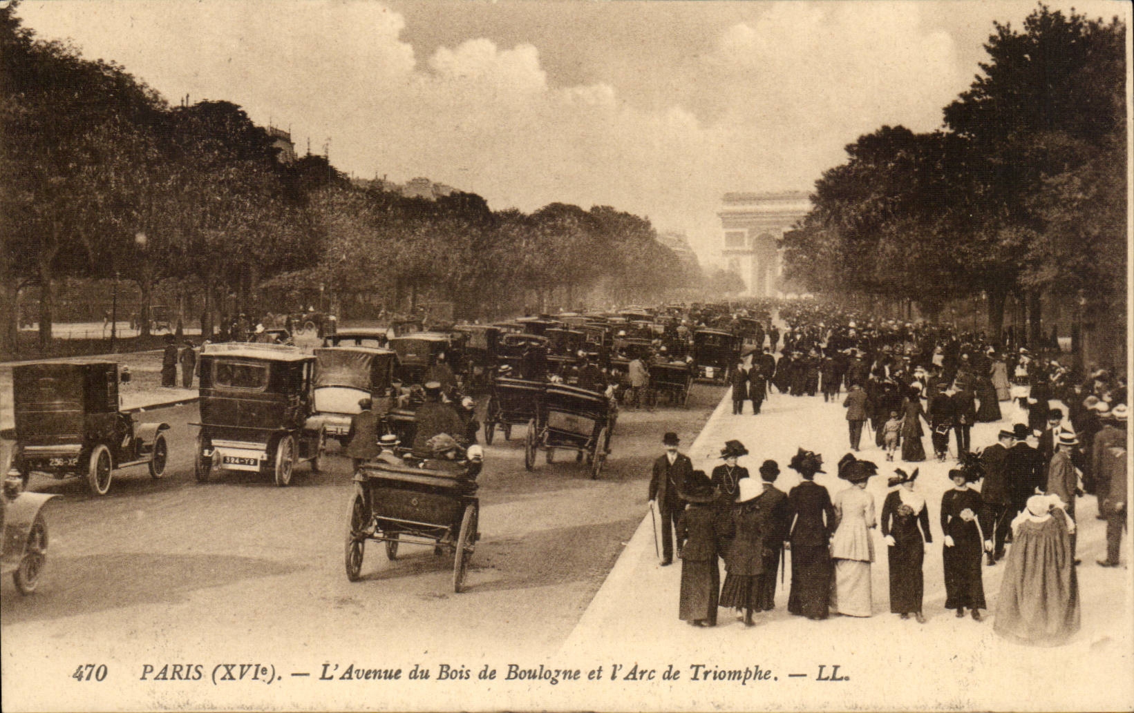CPA Paris the avenue of the wood of Boulogne and Arc de Triomphe