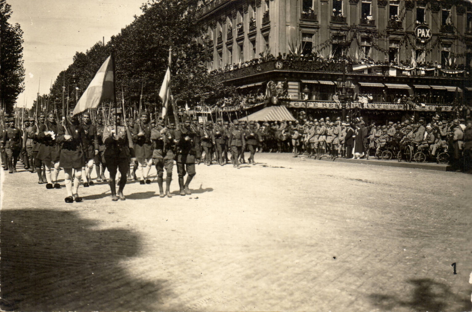 CPA Paris Les defiles de la victoire 14 juillet 1919 CAfe de la paix Opera