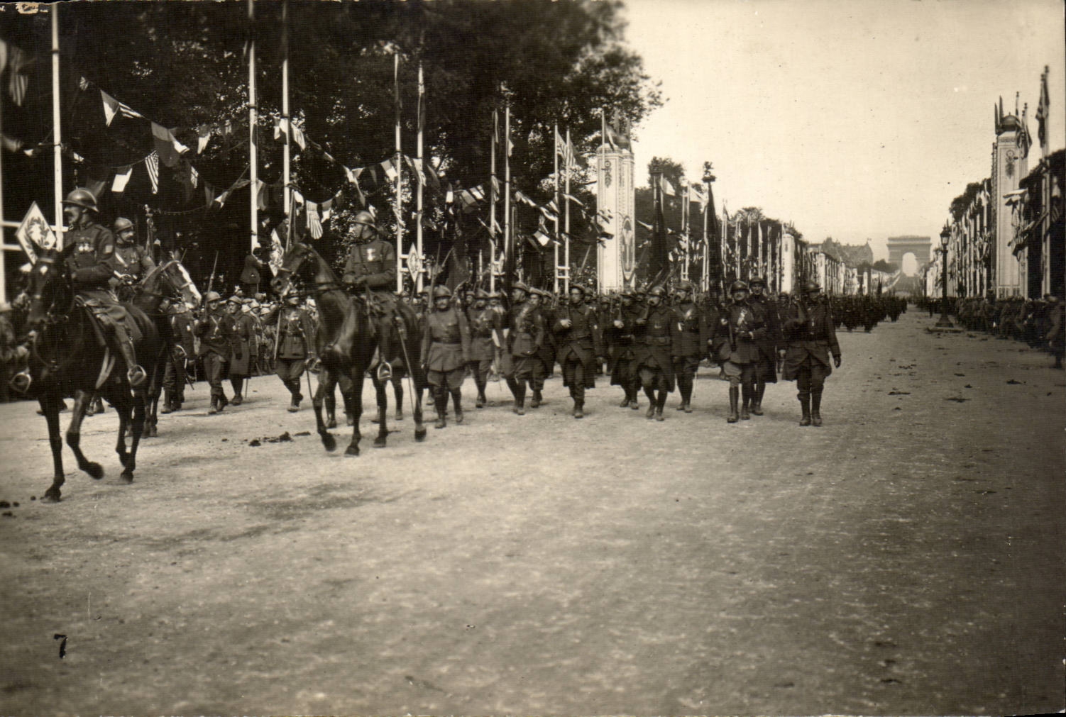 CPA Paris Les defiles de la victoire 14 juillet 1919 Avenue des Champs Elysees
