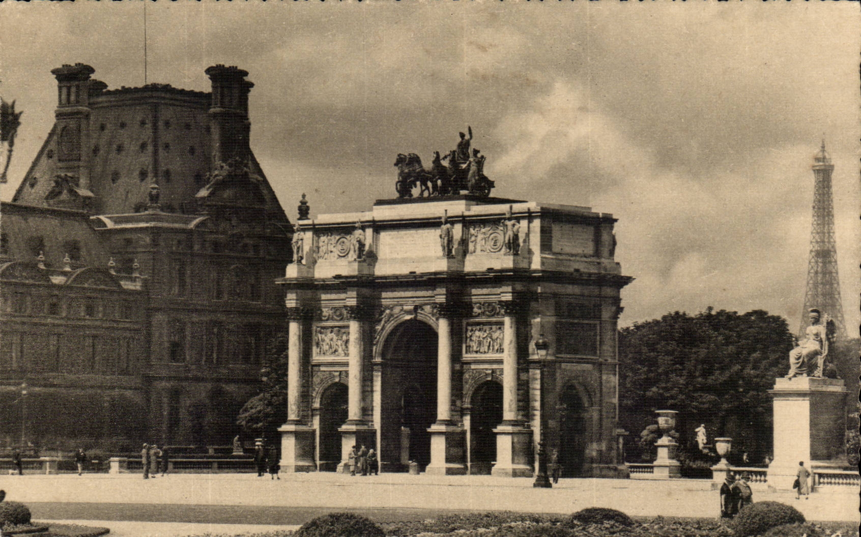 CPA Paris Arc de TRiomphe du Carrousel Tour Eiffel