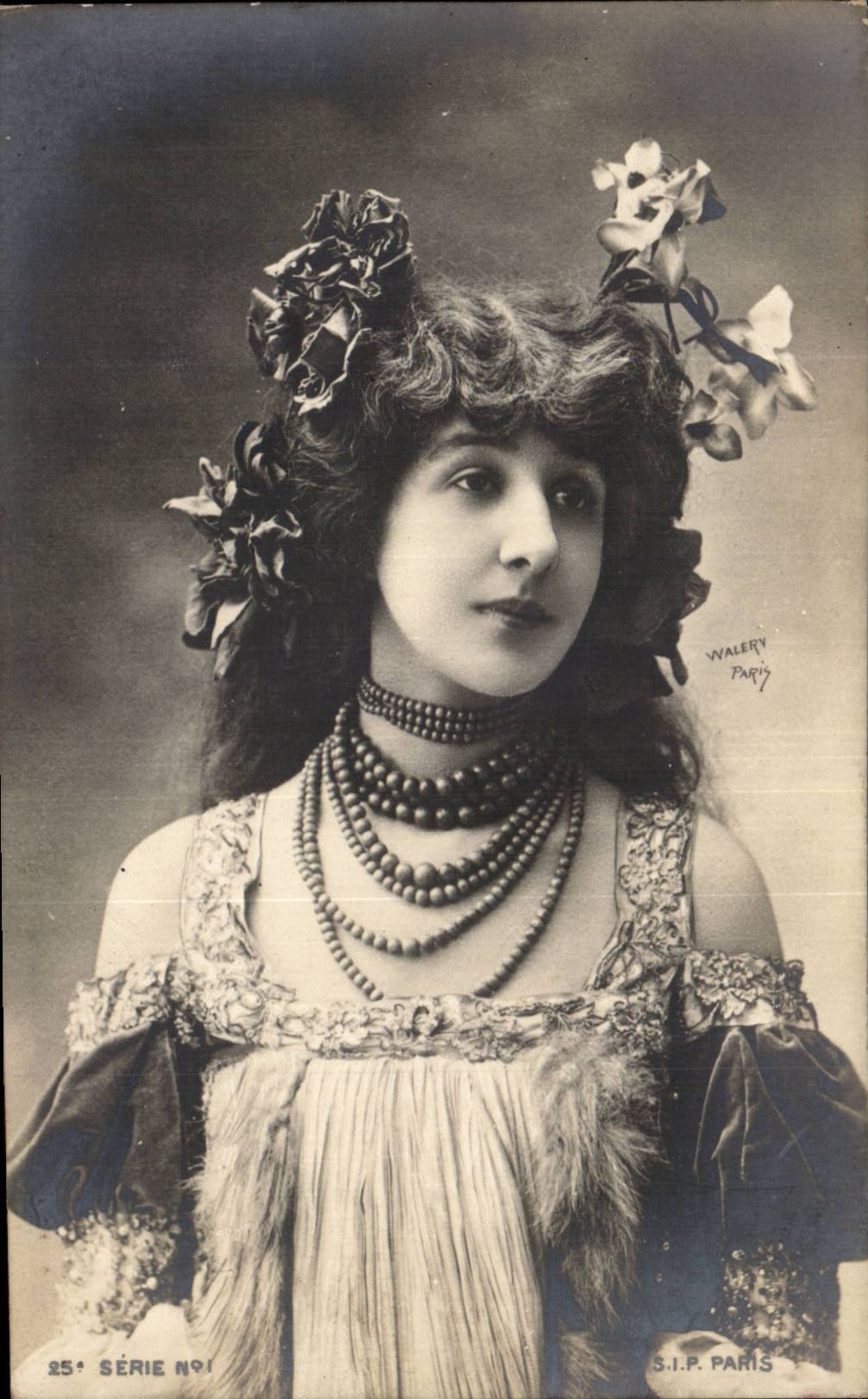 Fantasy - Woman - Woman with bohemian clothing - CPA