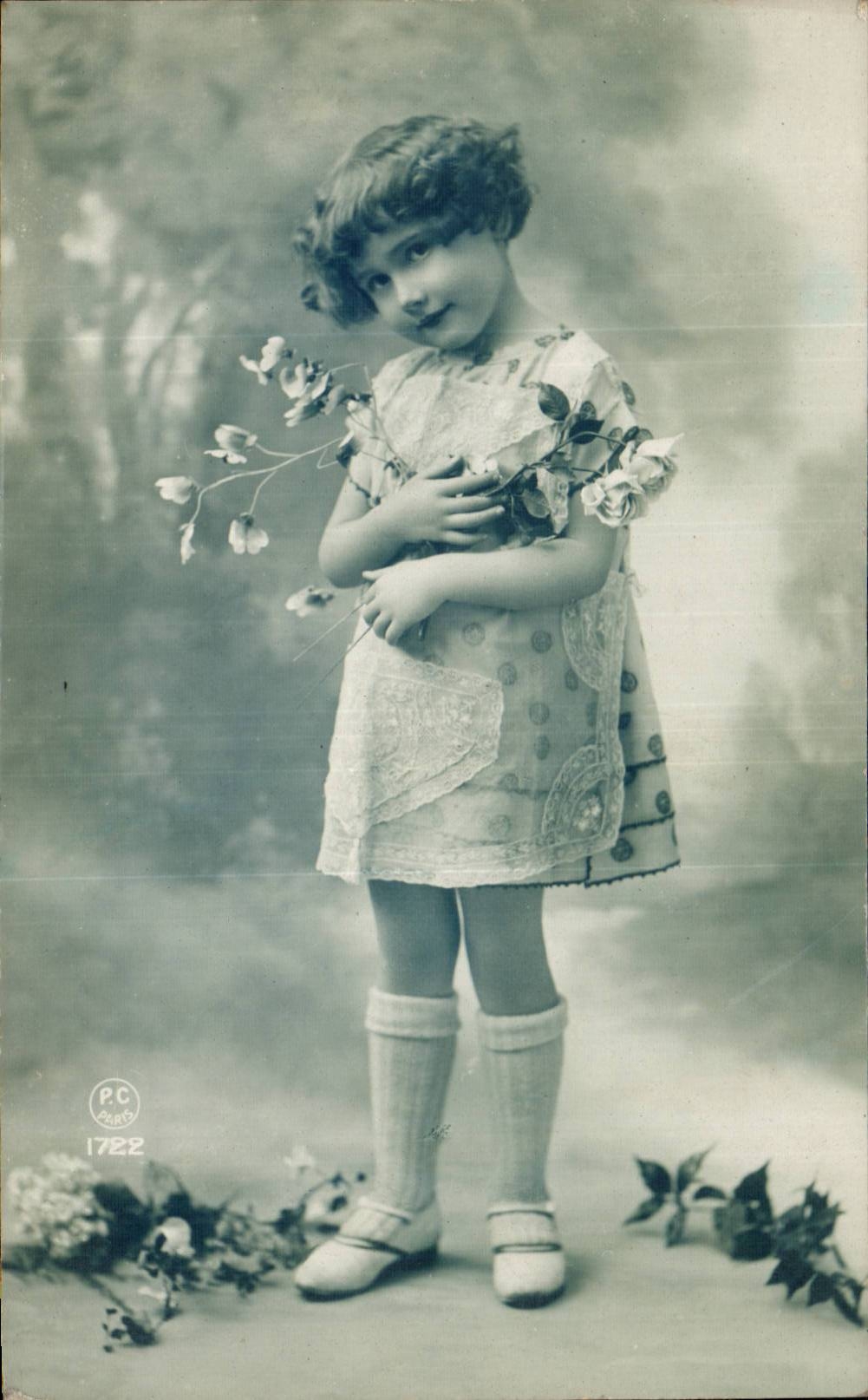 Fantasy - Child - lSweet child with sprig off greenery - CPA