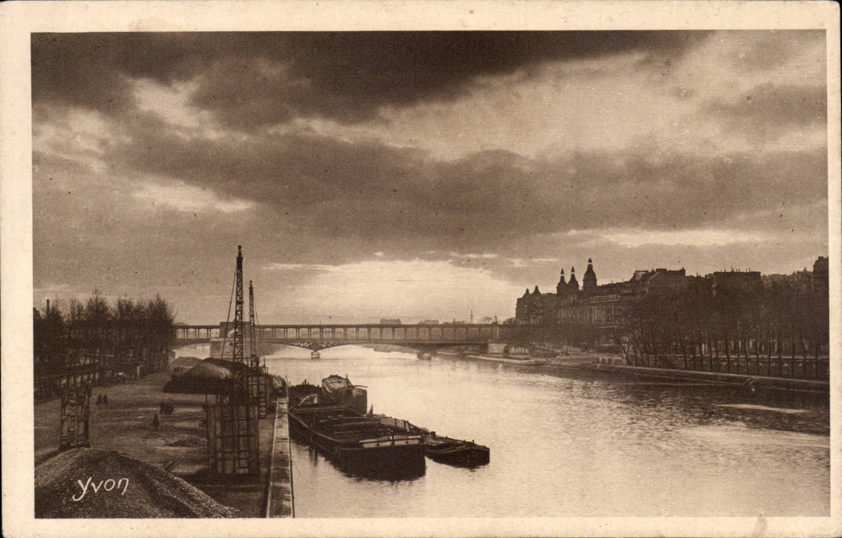 CPA Paris Coucher de soleil sur la Seine Quai de Passy