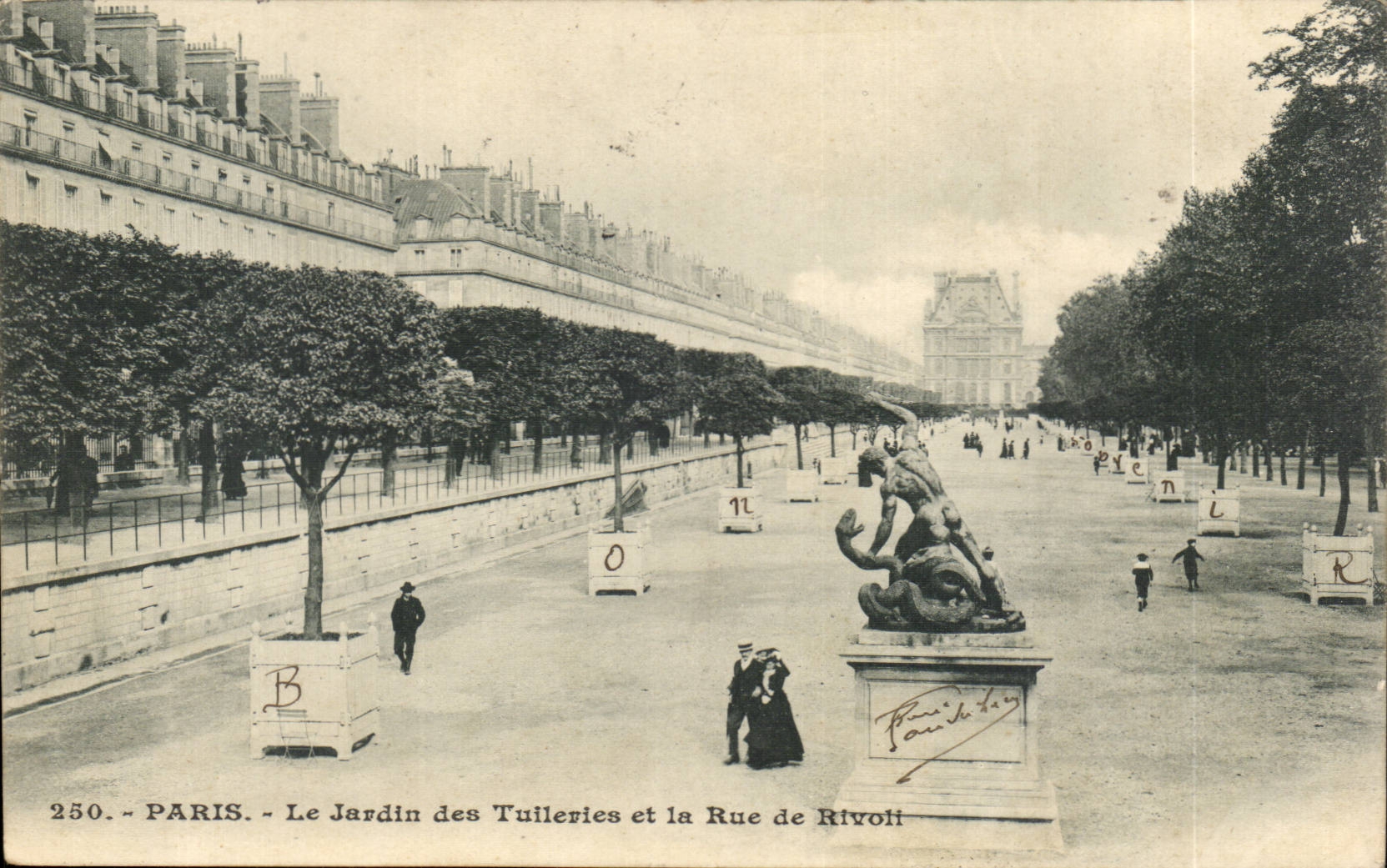 CPA Paris Jardin des Tuileries et la rue de Rivoli