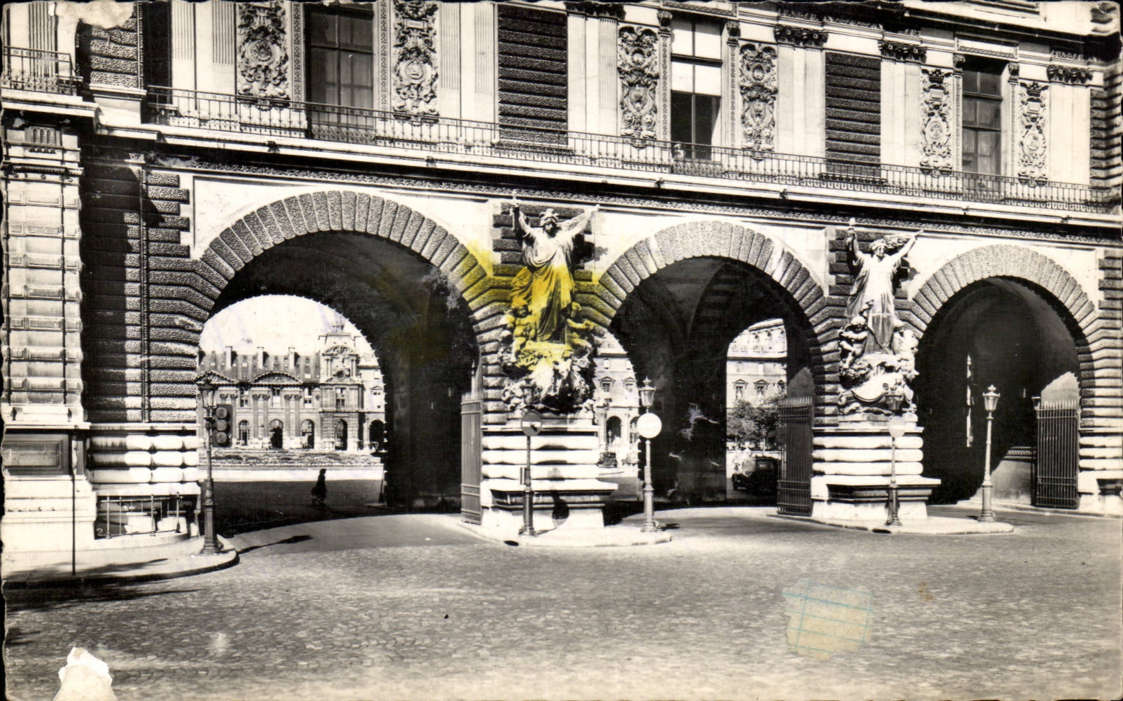 Paris CPA Les guichets du Louvre et la Seine